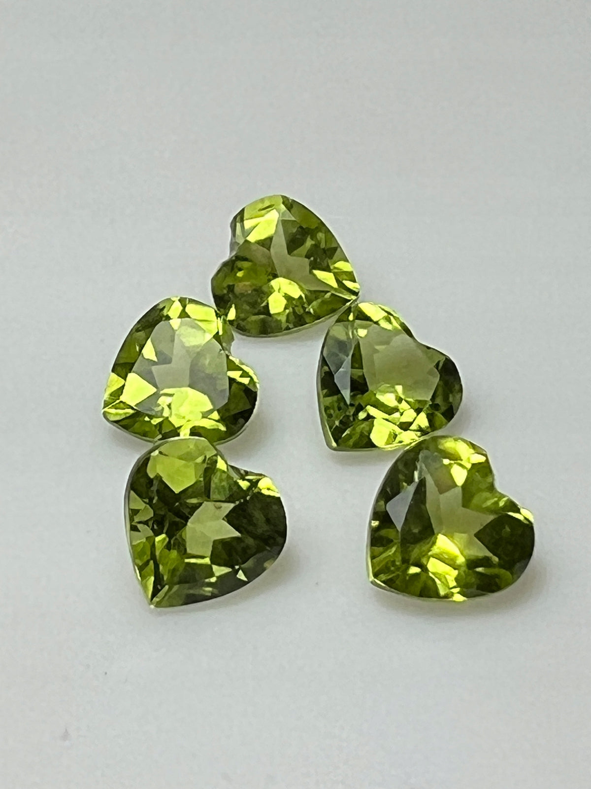 PERYDOT/OLIWIN NATURALNY SERCE 6x6 mm SZTUKA