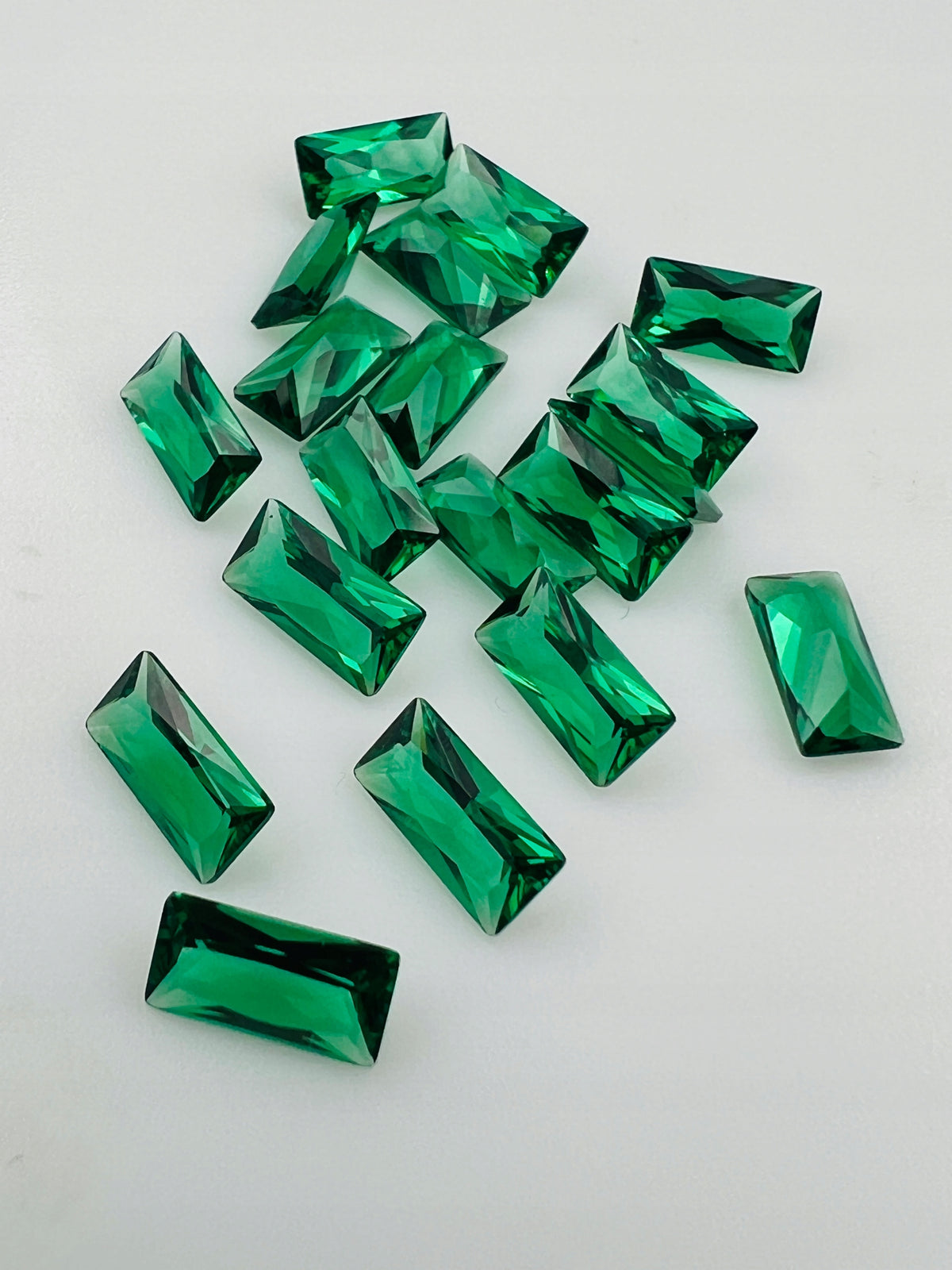 SZMARAGD CYRKONIA BAGIETKA 9X4,5 mm 1 SZTUKA