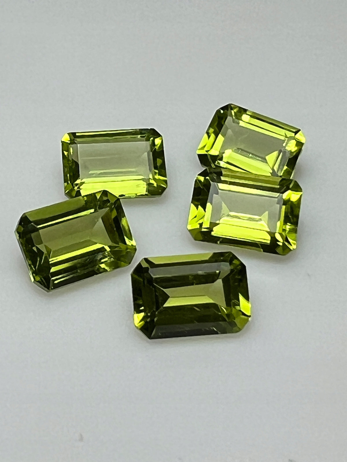 PERYDOT/OLIWIN NATURALNY OŚMIOKĄT 7x5 mm SZTUKA