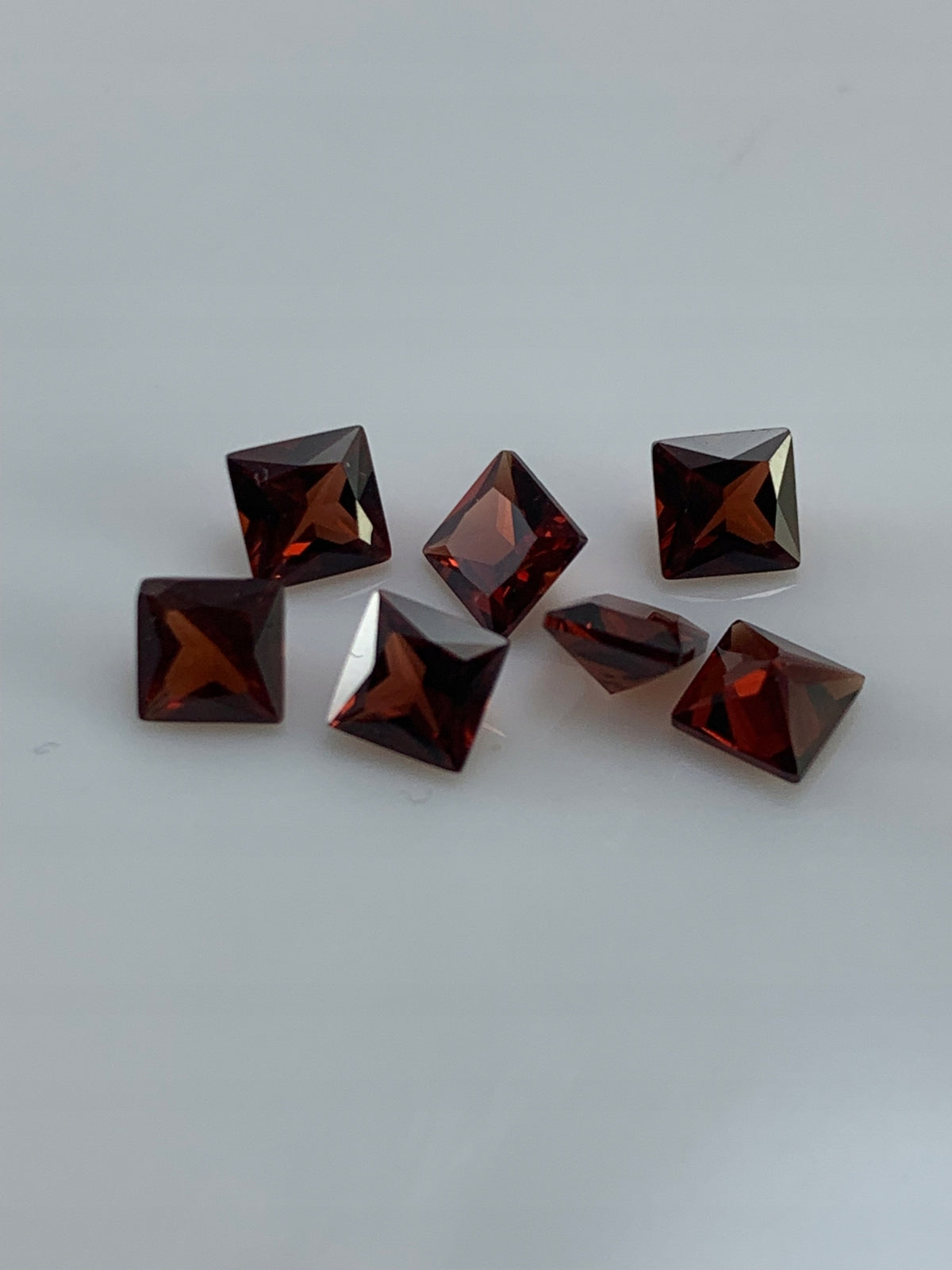 GRANAT CZERWONY NATURALNY KWADRAT 4X4 mm SZTUKA