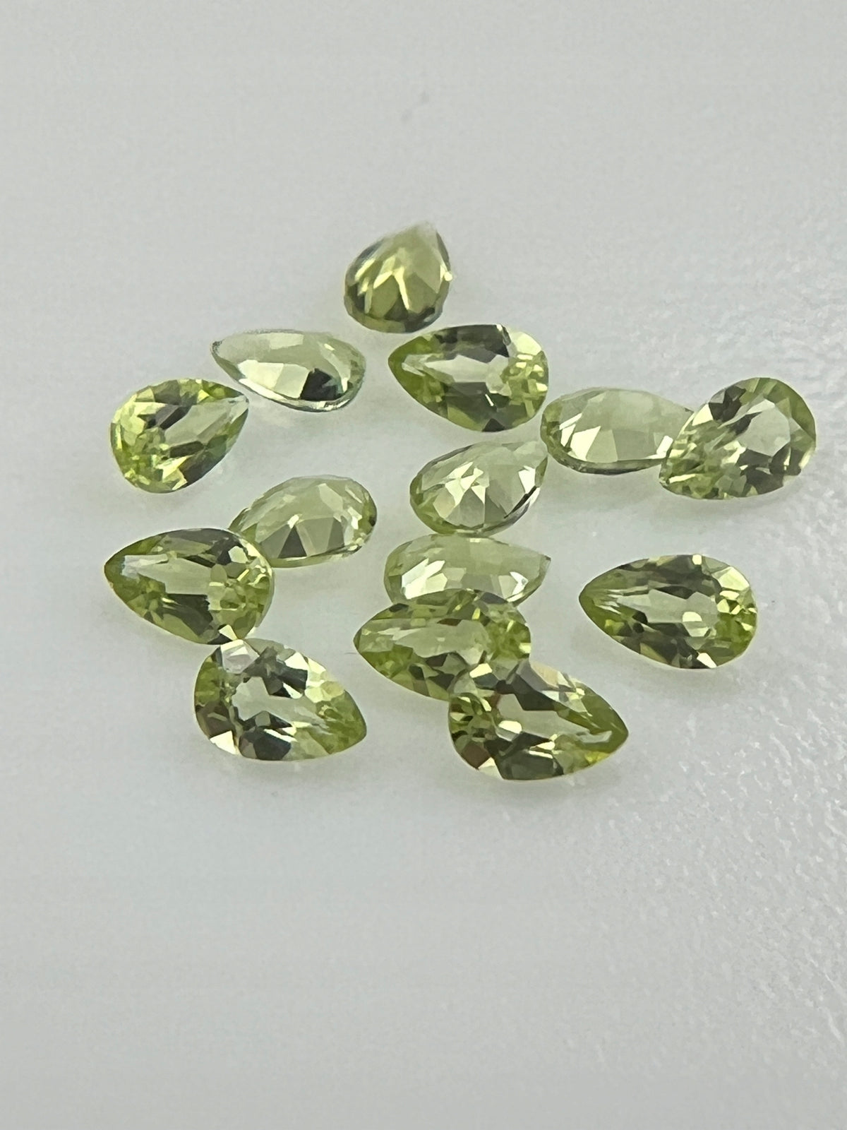 PERYDOT/OLIWIN ŁEZKA 3X2 mm