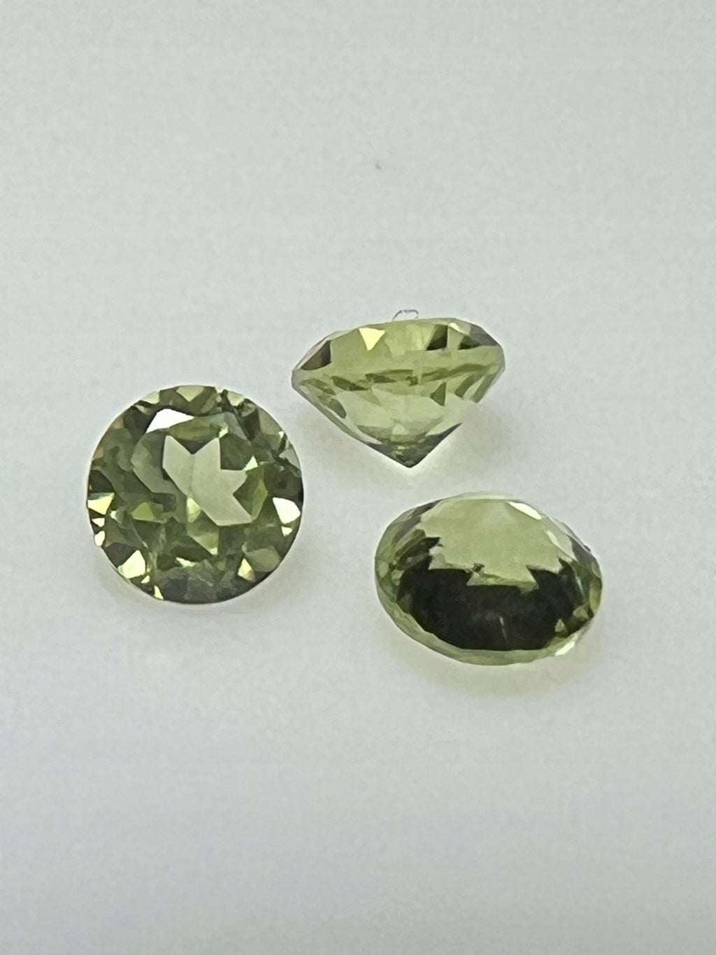 PERYDOT/OLIWIN ZIELONY NATURALNY 2,5 mm SZTUKA