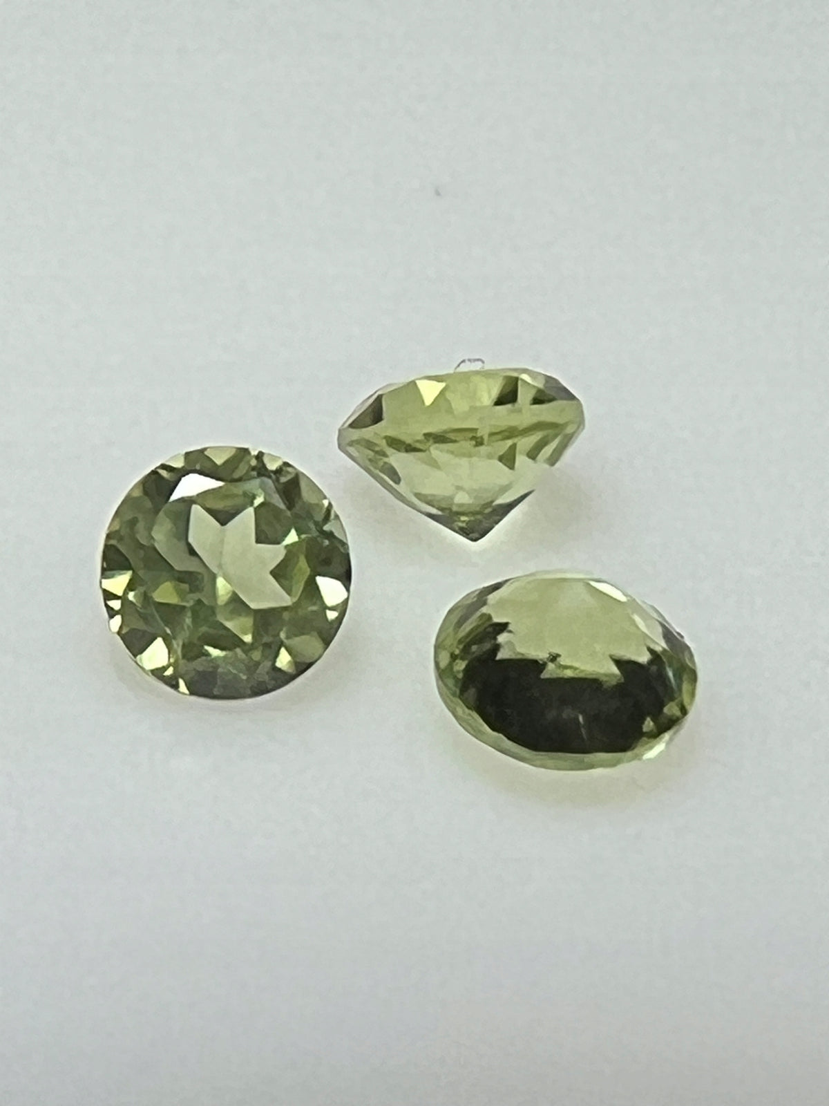 PERYDOT/OLIWIN ZIELONY NATURALNY 2,5 mm SZTUKA