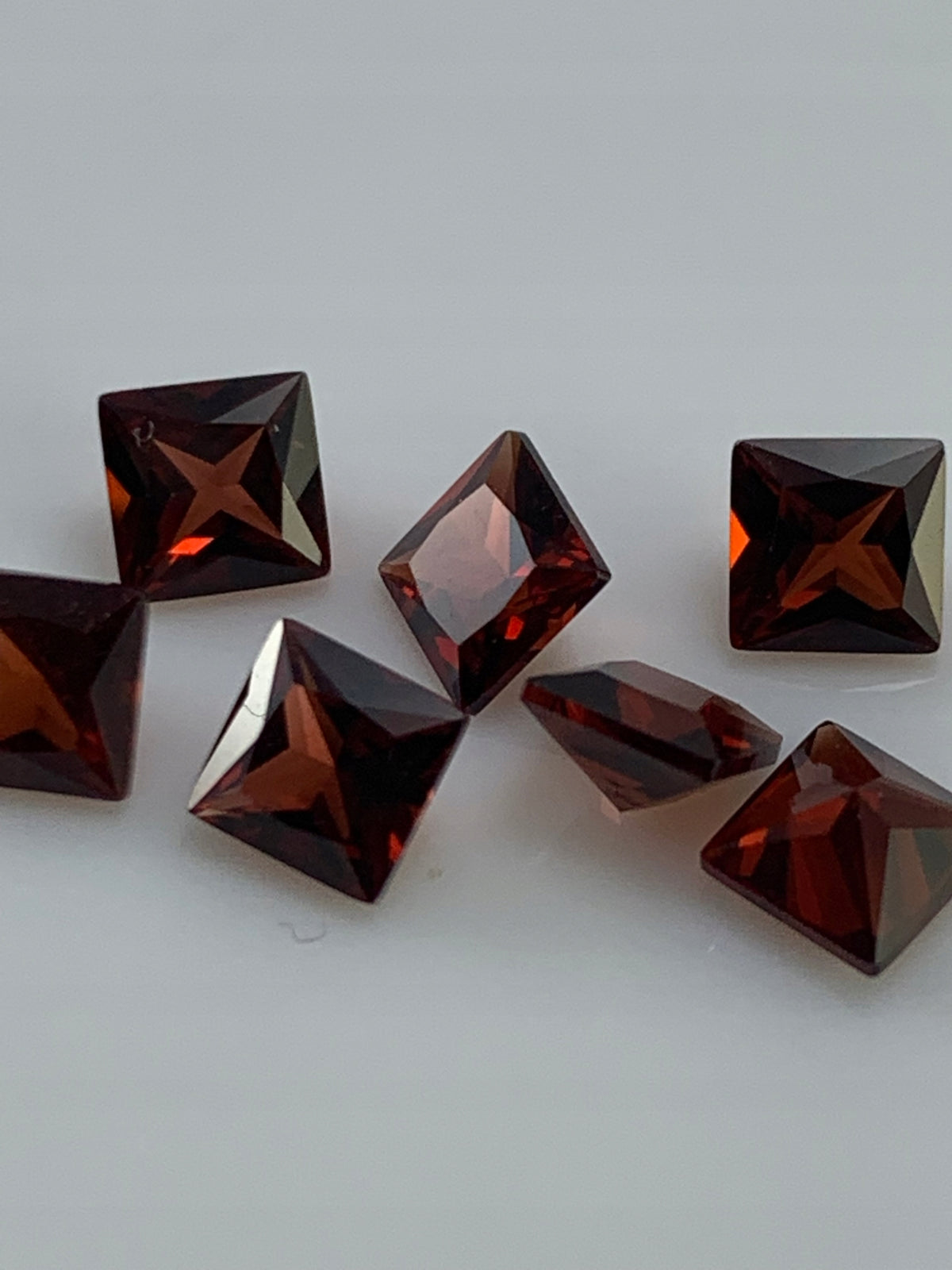 GRANAT CZERWONY NATURALNY KWADRAT 4X4 mm SZTUKA