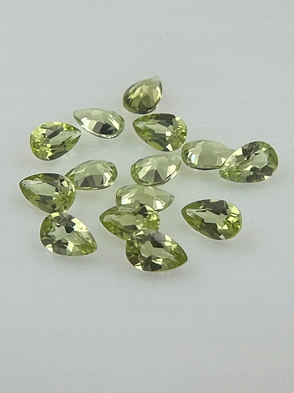 PERYDOT/OLIWIN ŁEZKA 3X2 mm