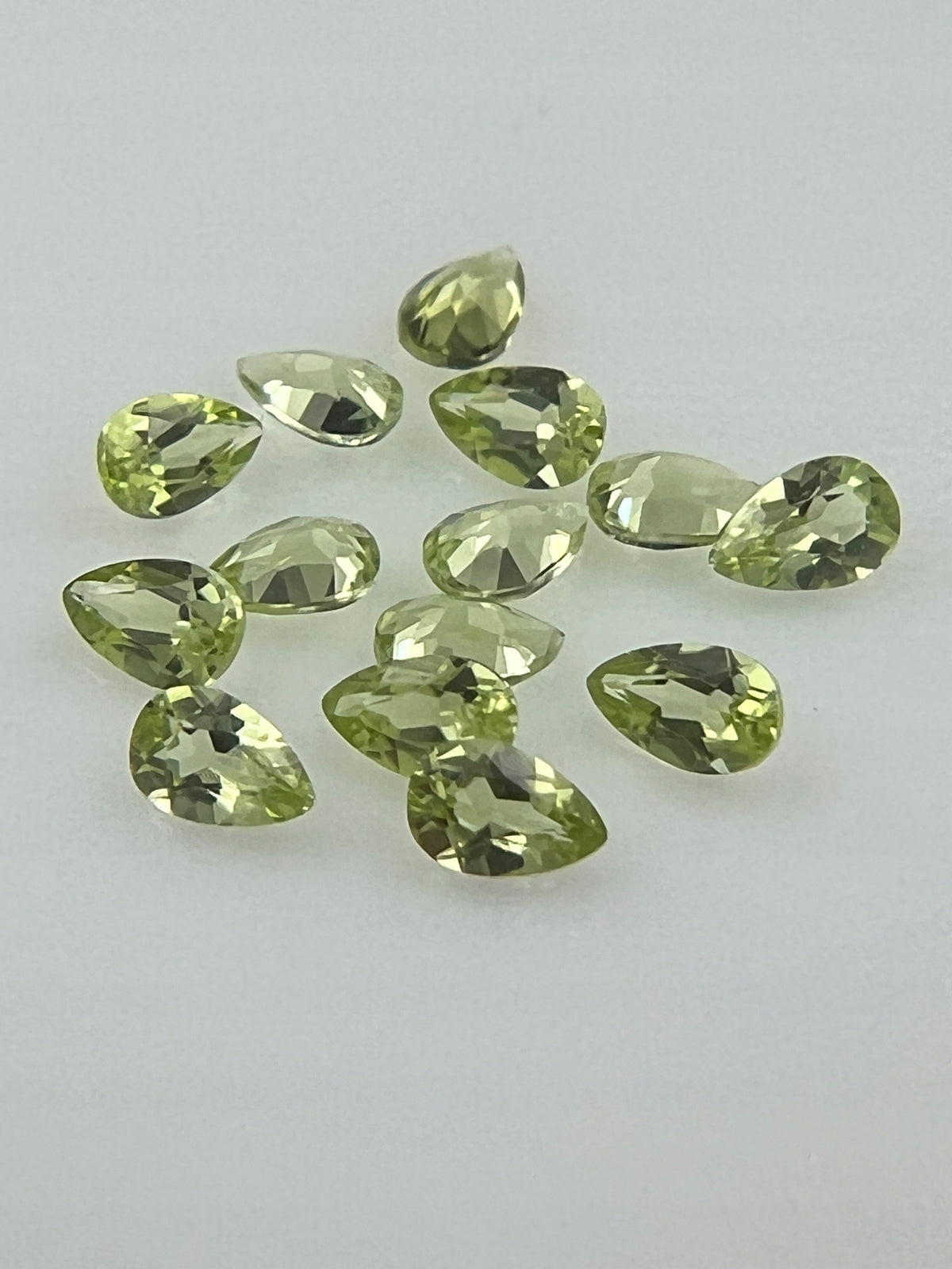 PERYDOT/OLIWIN ŁEZKA 3X2 mm