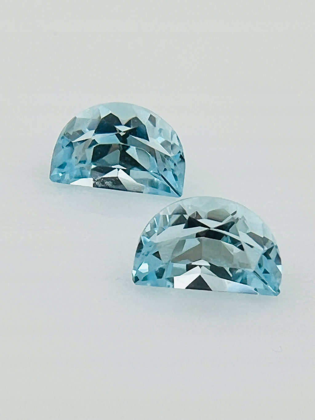 TOPAZ SKY SIDE STONES 7x4,5 mm