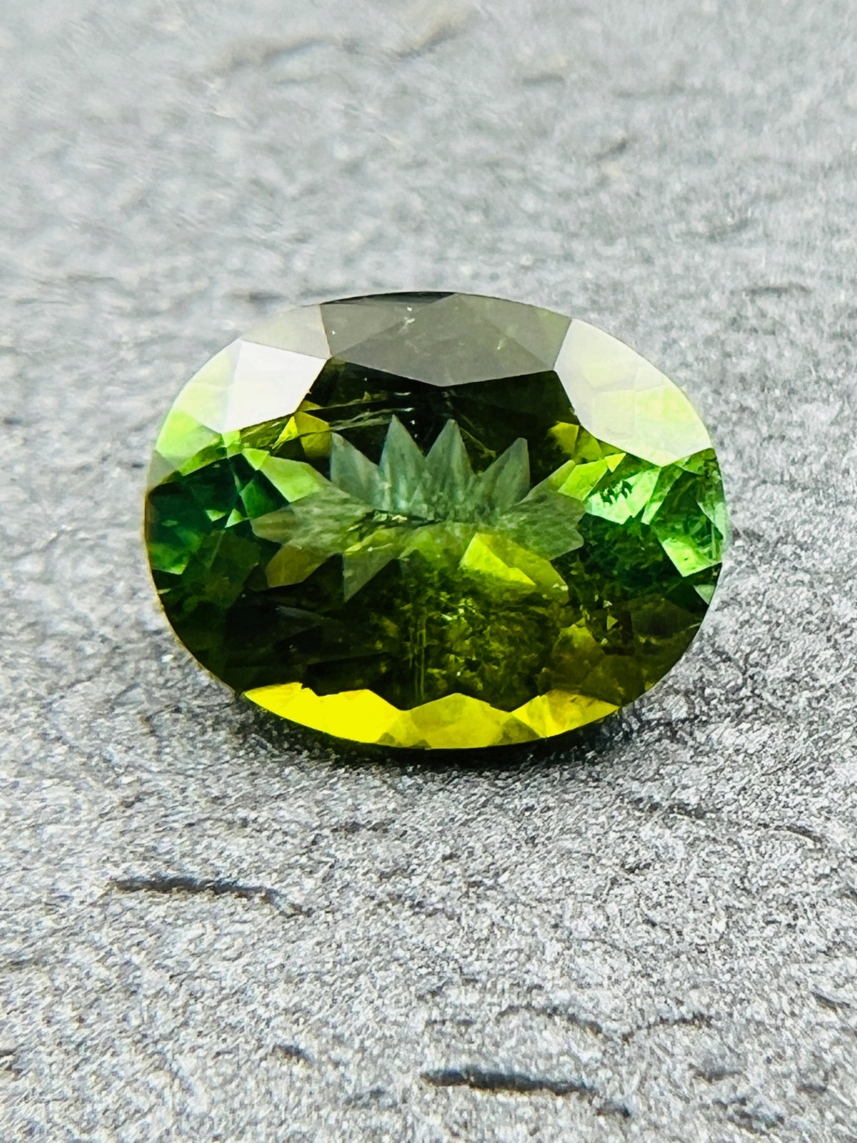 TURMALIN ZIELONY OWAL 9X7 mm