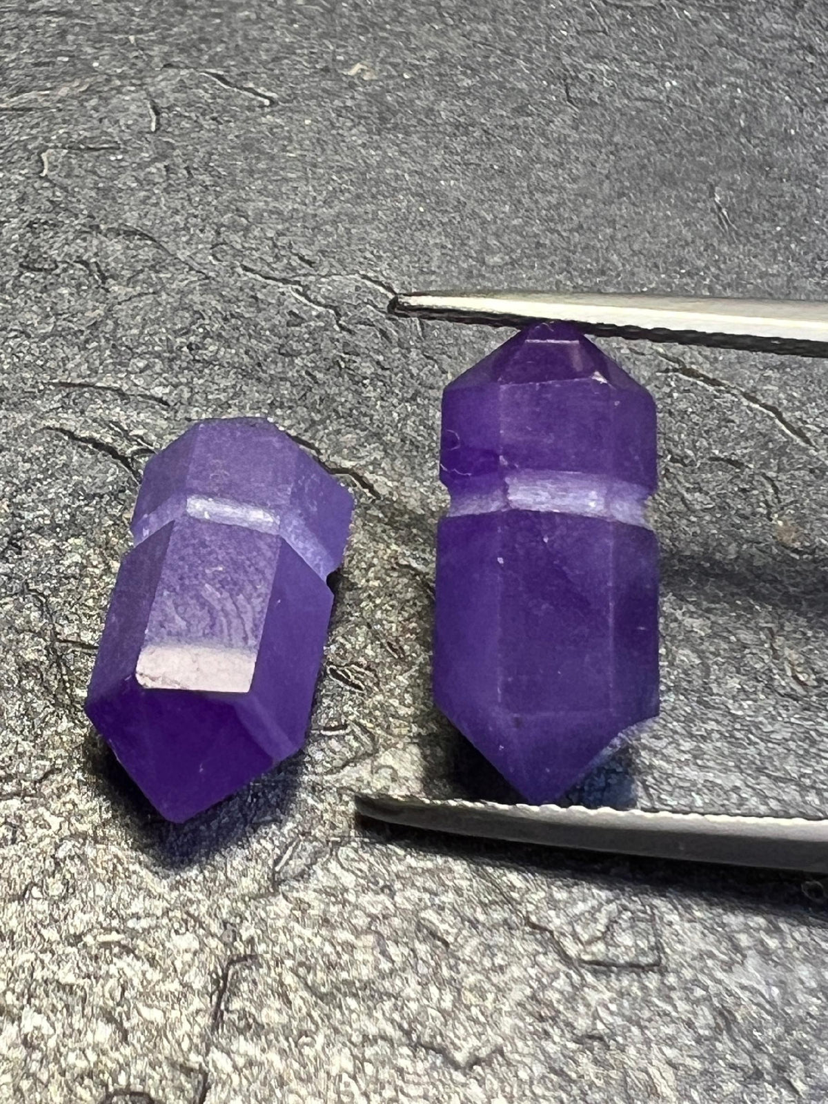 JADEIT FIOLETOWY STOŻEK 13X6 mm SZTUKA
