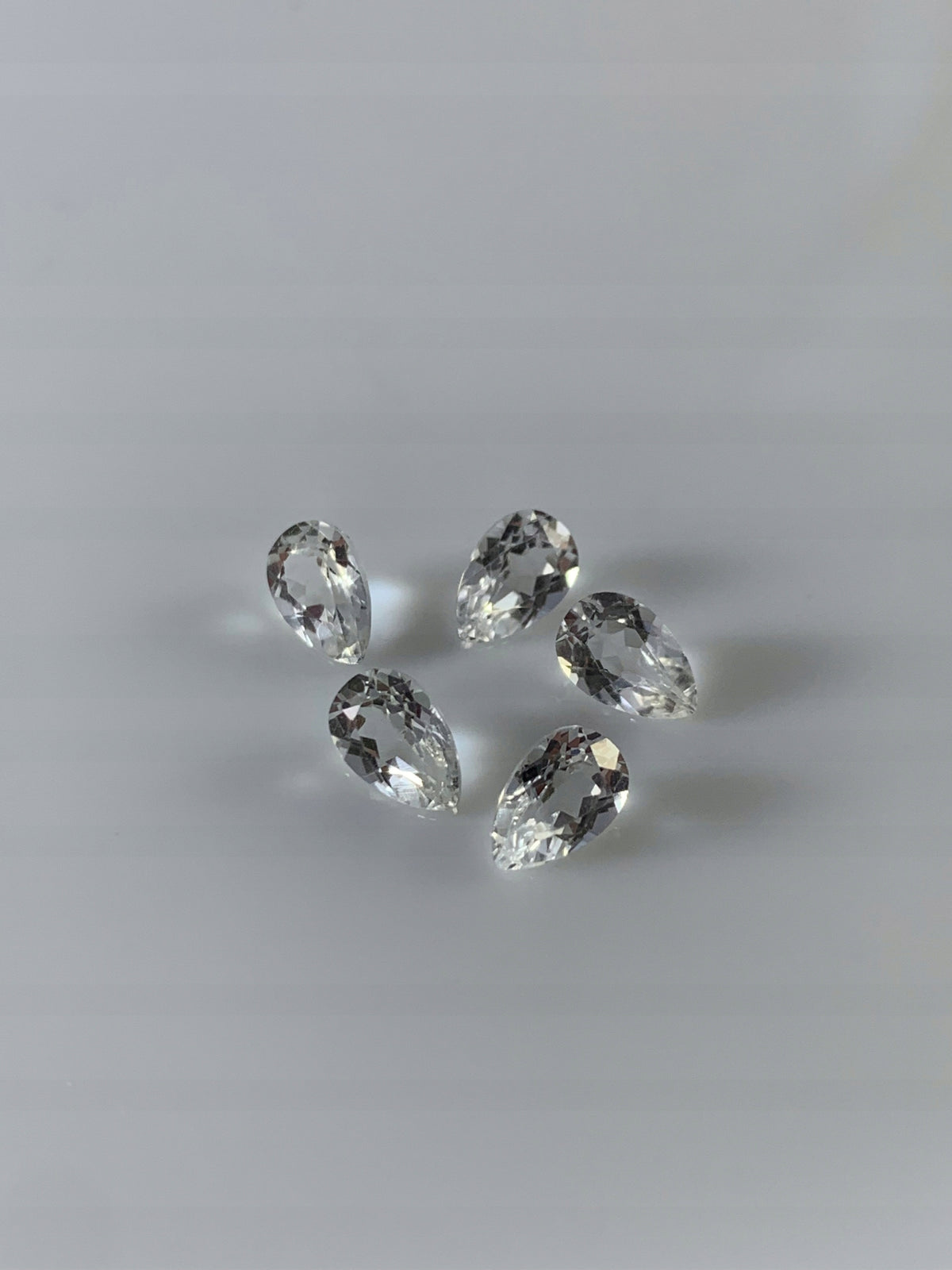 TOPAZ BIAŁY ŁEZKA 8X6 mm