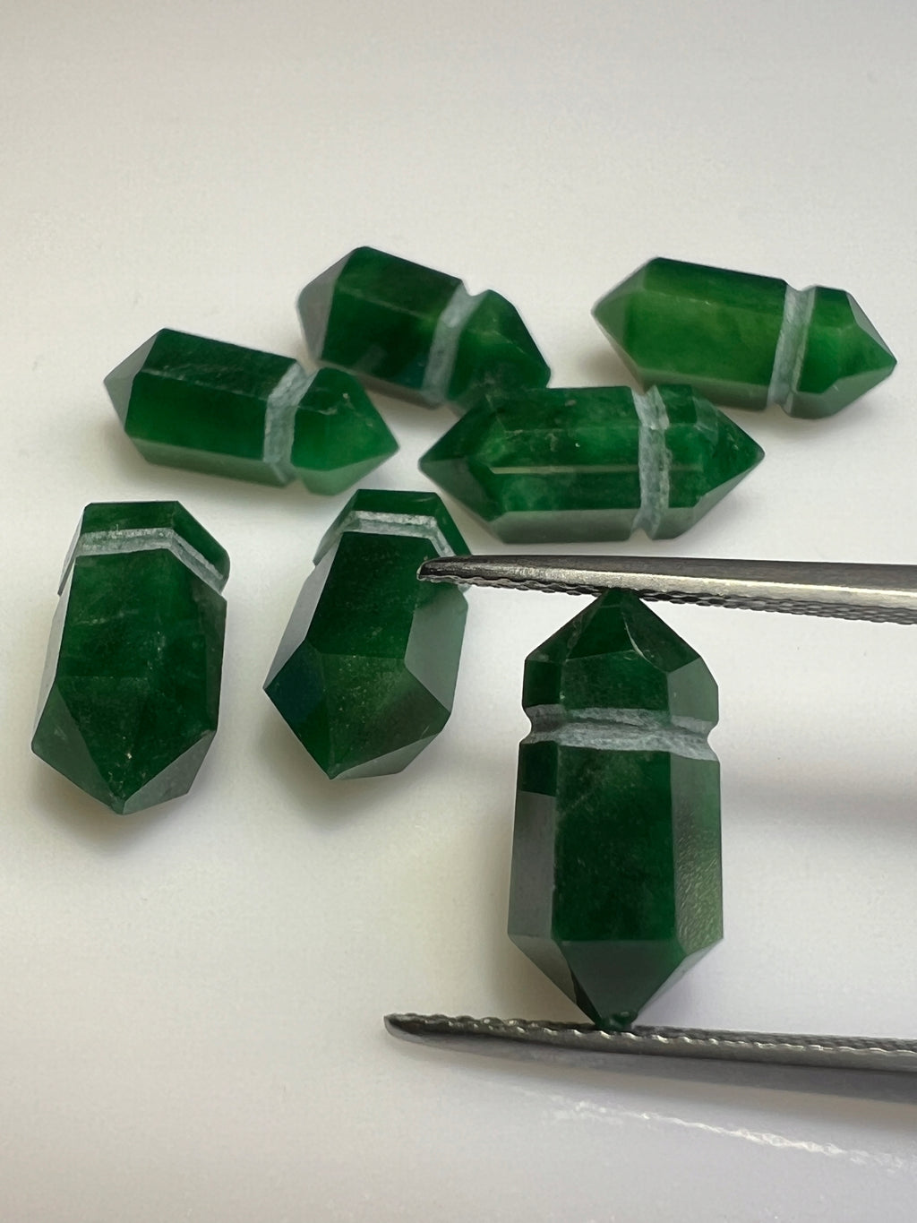 JADEIT ZIELONY STOŻEK 13X6 mm SZTUKA