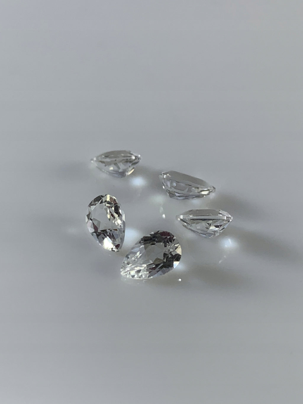 TOPAZ BIAŁY ŁEZKA 8X6 mm