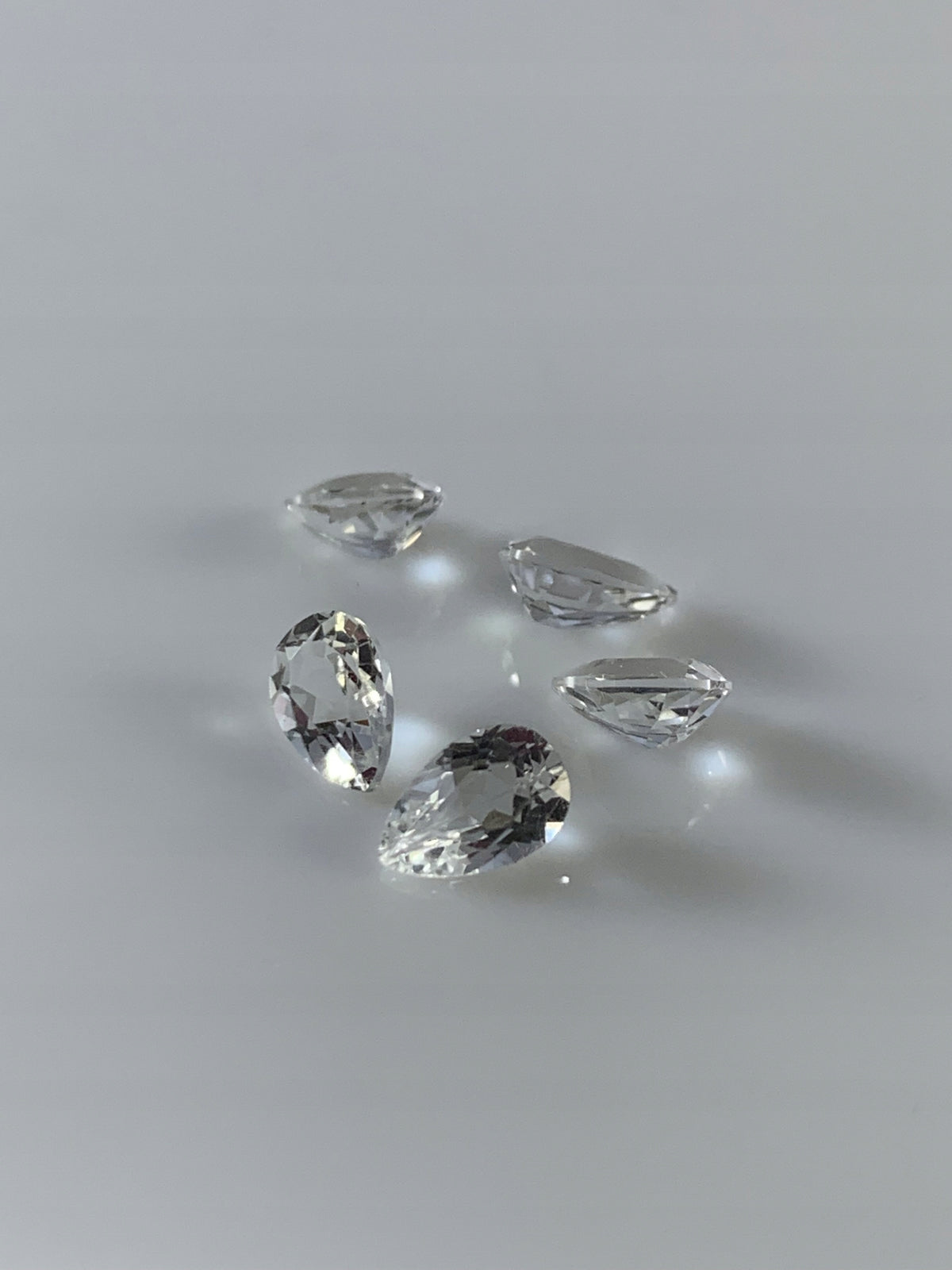 TOPAZ BIAŁY ŁEZKA 8X6 mm