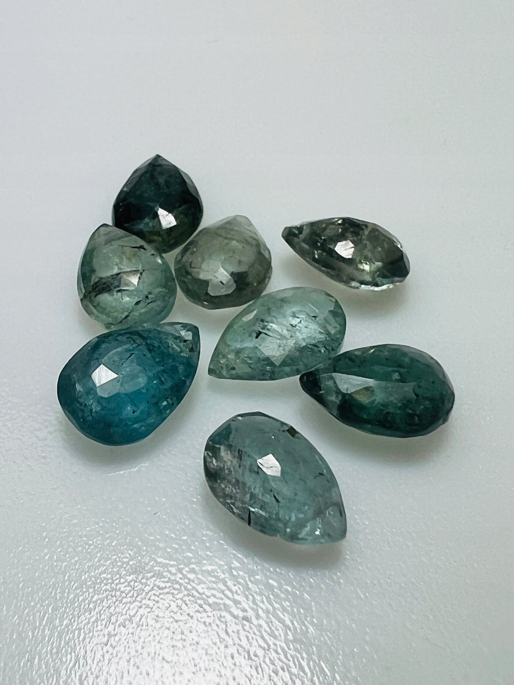 TURMALIN KROPLA PRZEWIERCONA 7,7X5,7 mm