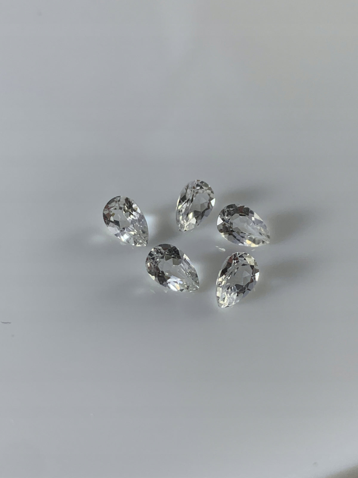 TOPAZ BIAŁY ŁEZKA 8X6 mm