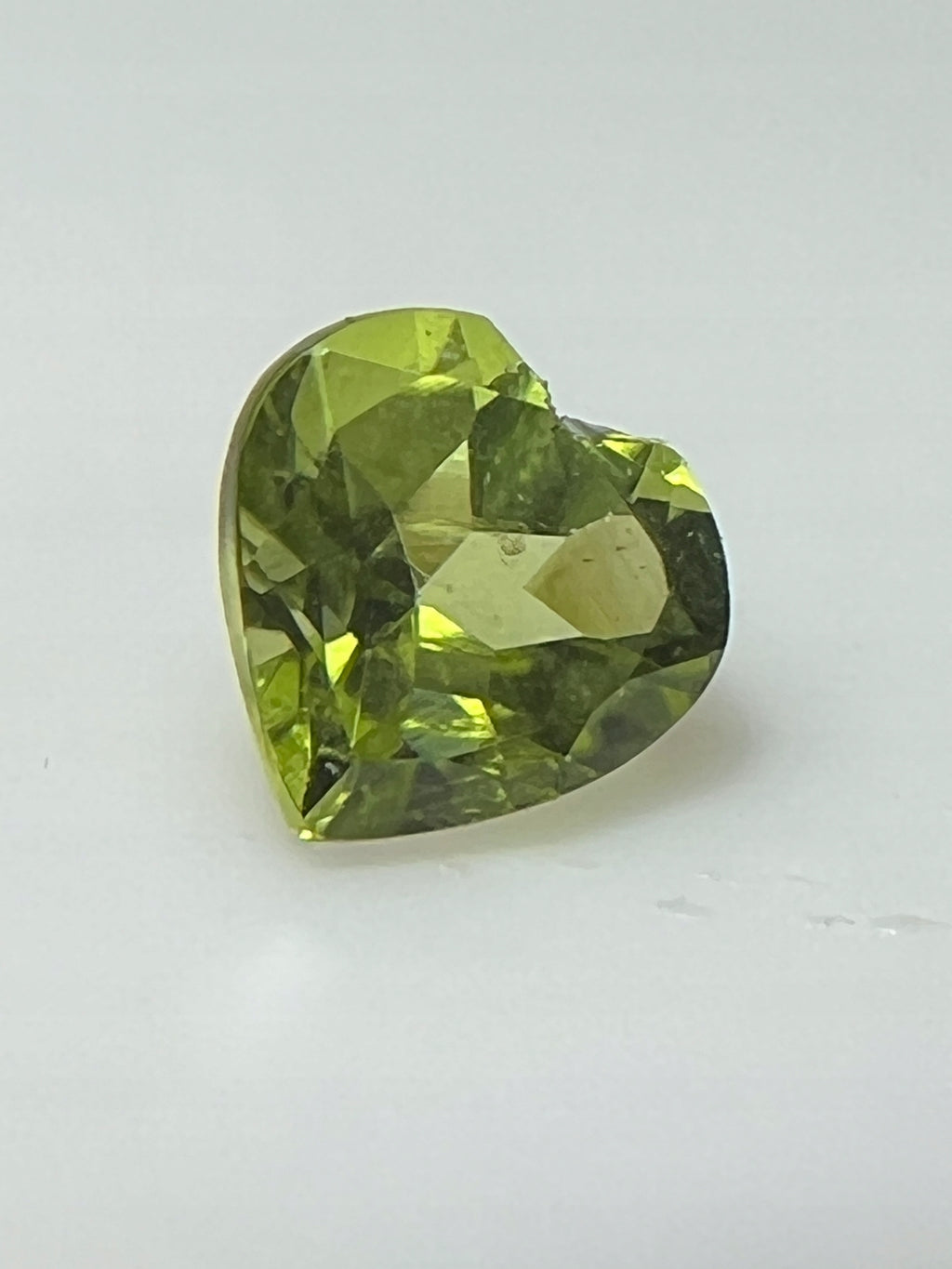 PERYDOT/OLIWIN NATURALNY SERCE 6x6 mm SZTUKA