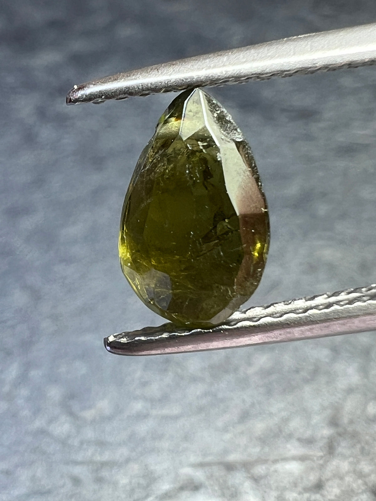 TURMALIN KROPLA PRZEWIERCONA 7,7X5,7 mm