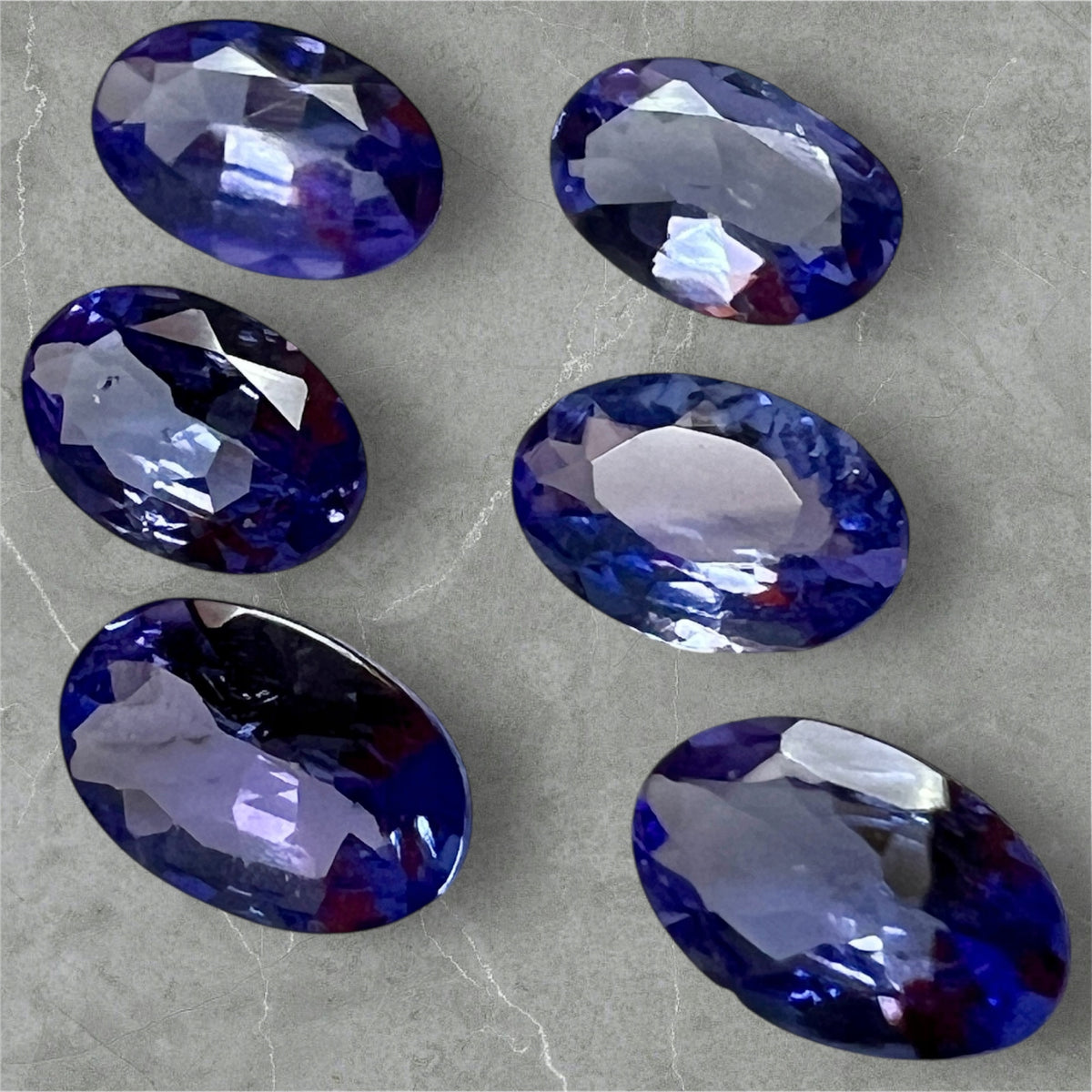 TANZANIT NATURALNY OWAL 6x4 mm SZTUKA