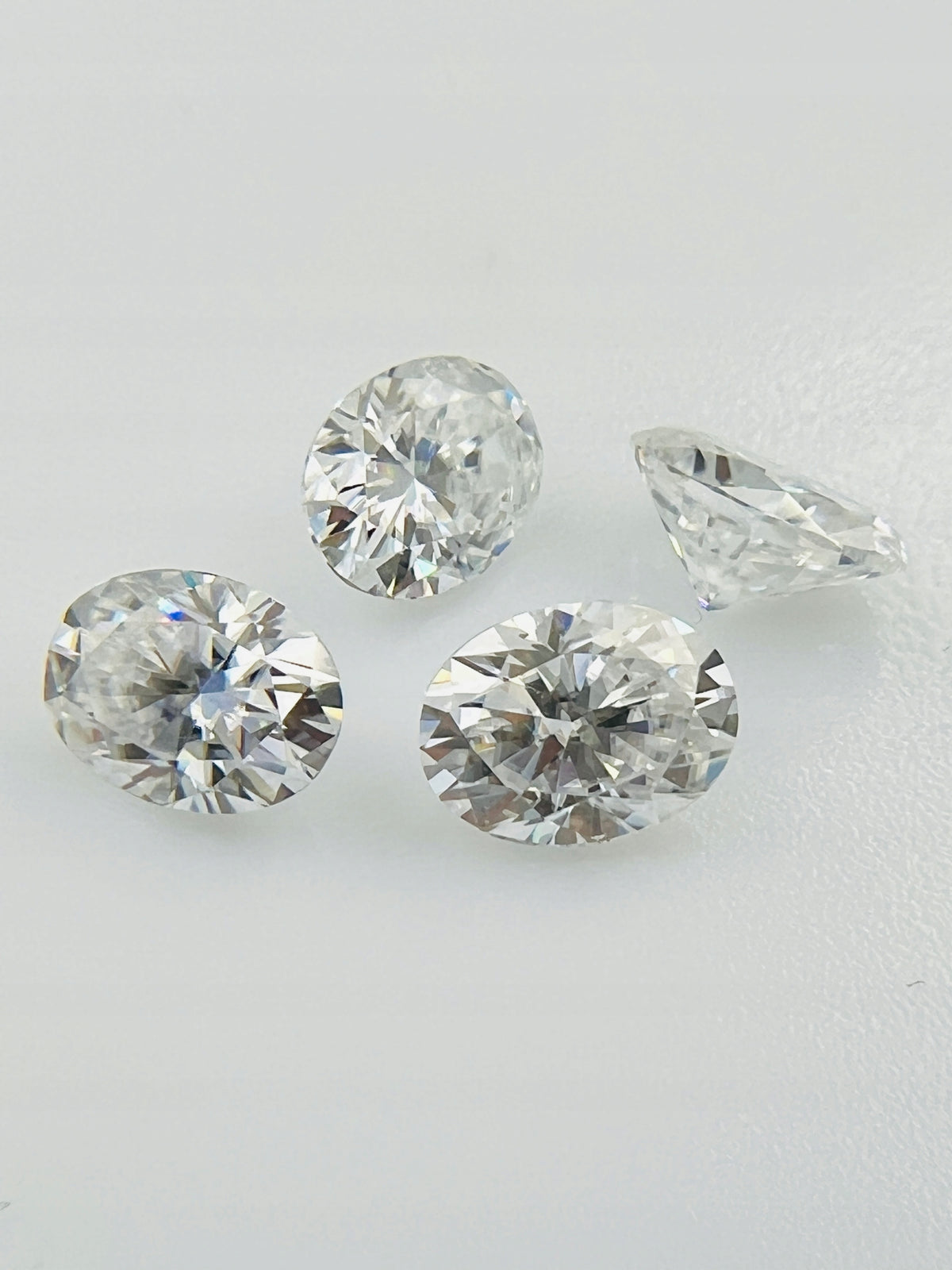 MOISSANIT BIAŁY OWAL 8X6 mm