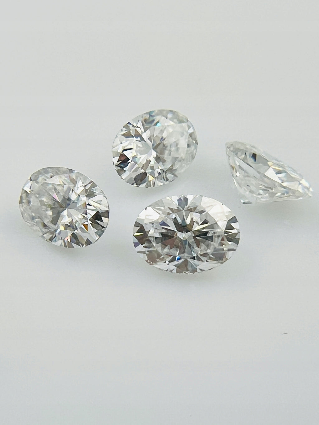 MOISSANIT BIAŁY OWAL 8X6 mm