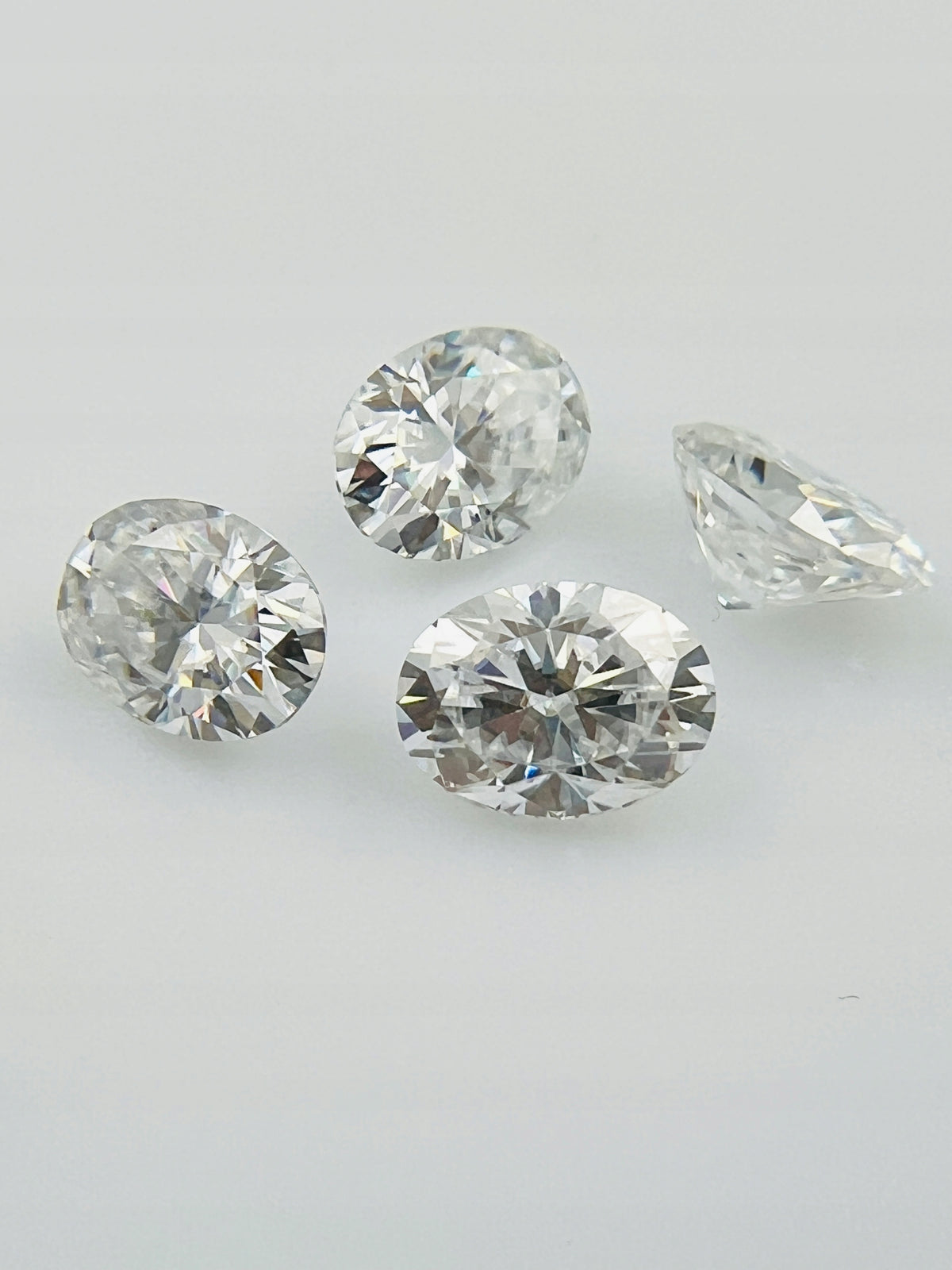 MOISSANIT BIAŁY OWAL 8X6 mm