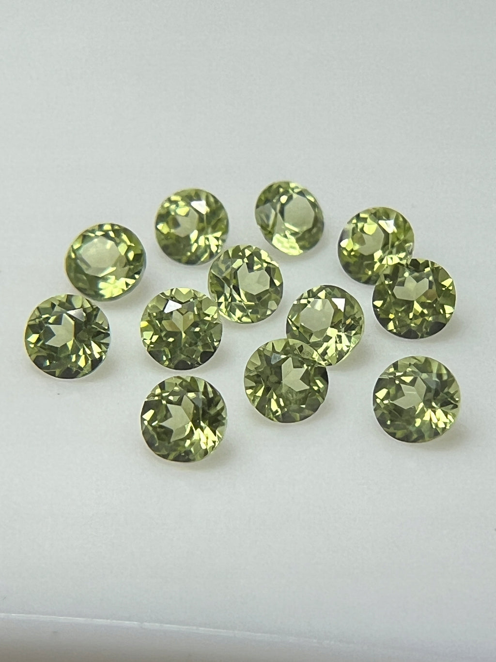 PERYDOT/OLIWIN NATURALNY 3 mm SZTUKA