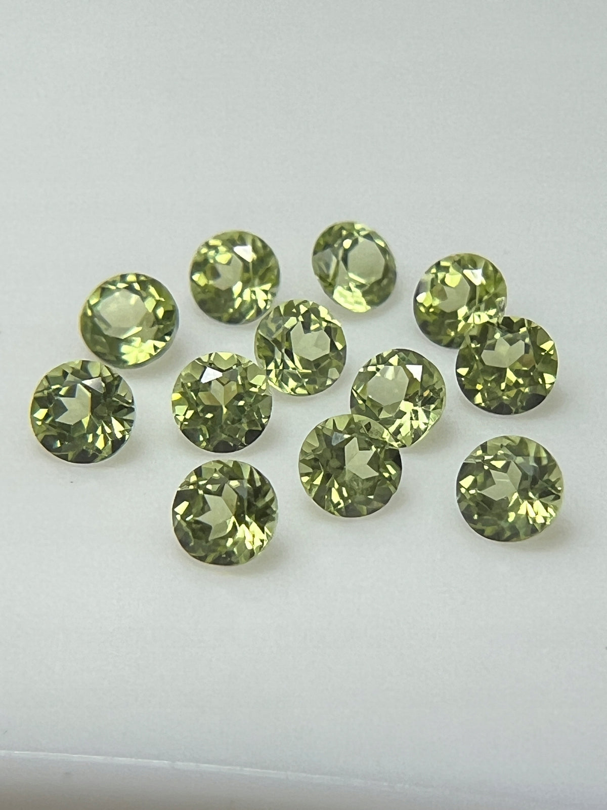PERYDOT/OLIWIN NATURALNY 3 mm SZTUKA