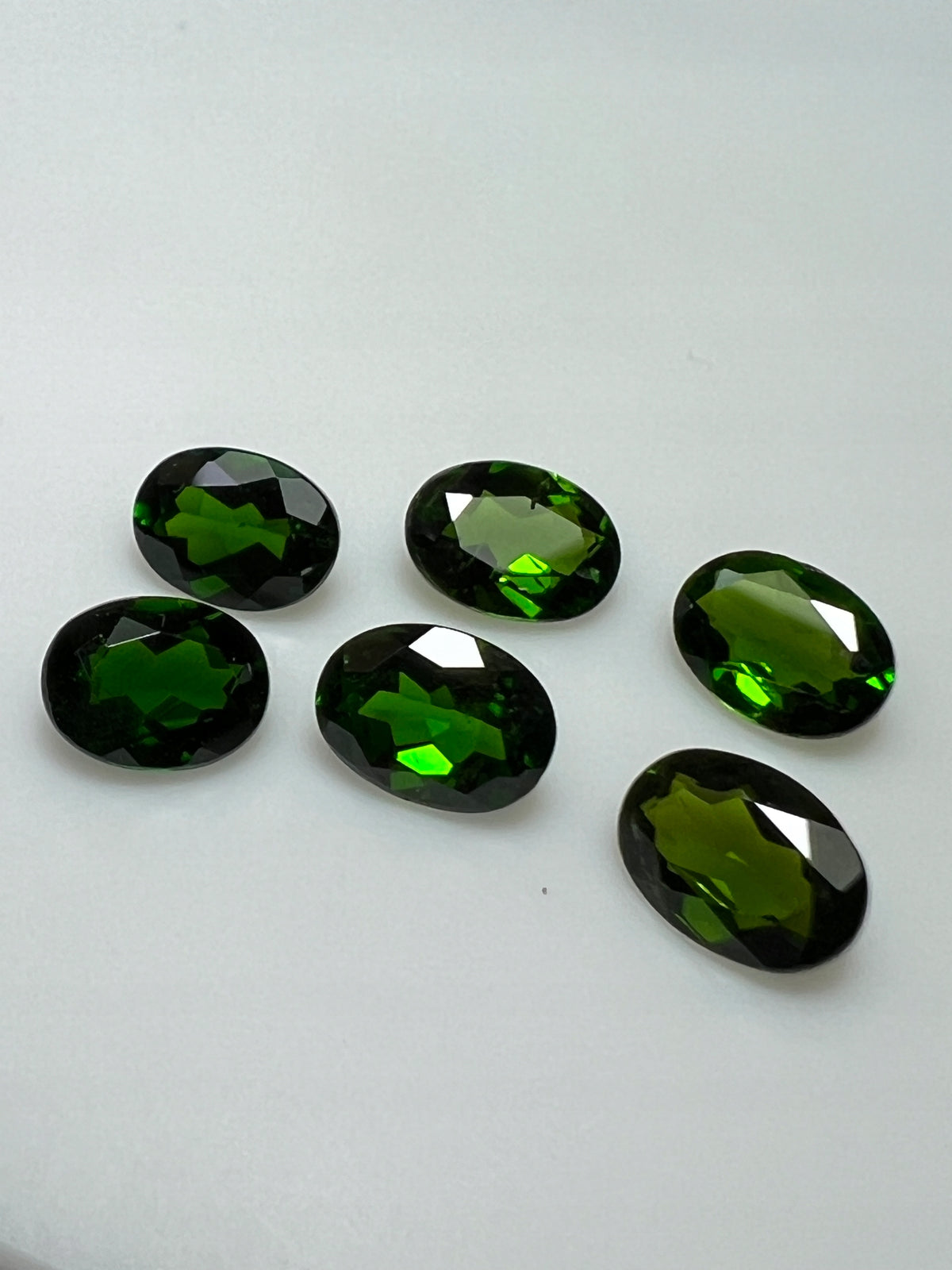 DIOPSYD OWAL 8X6 mm SZTUKA