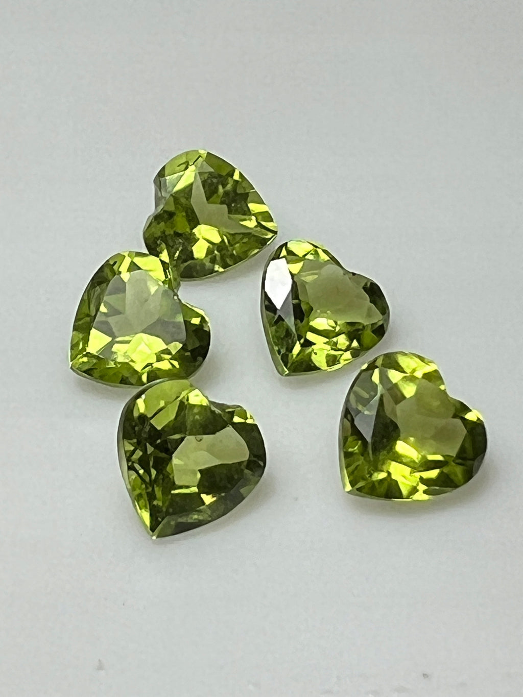 PERYDOT/OLIWIN NATURALNY SERCE 6x6 mm SZTUKA
