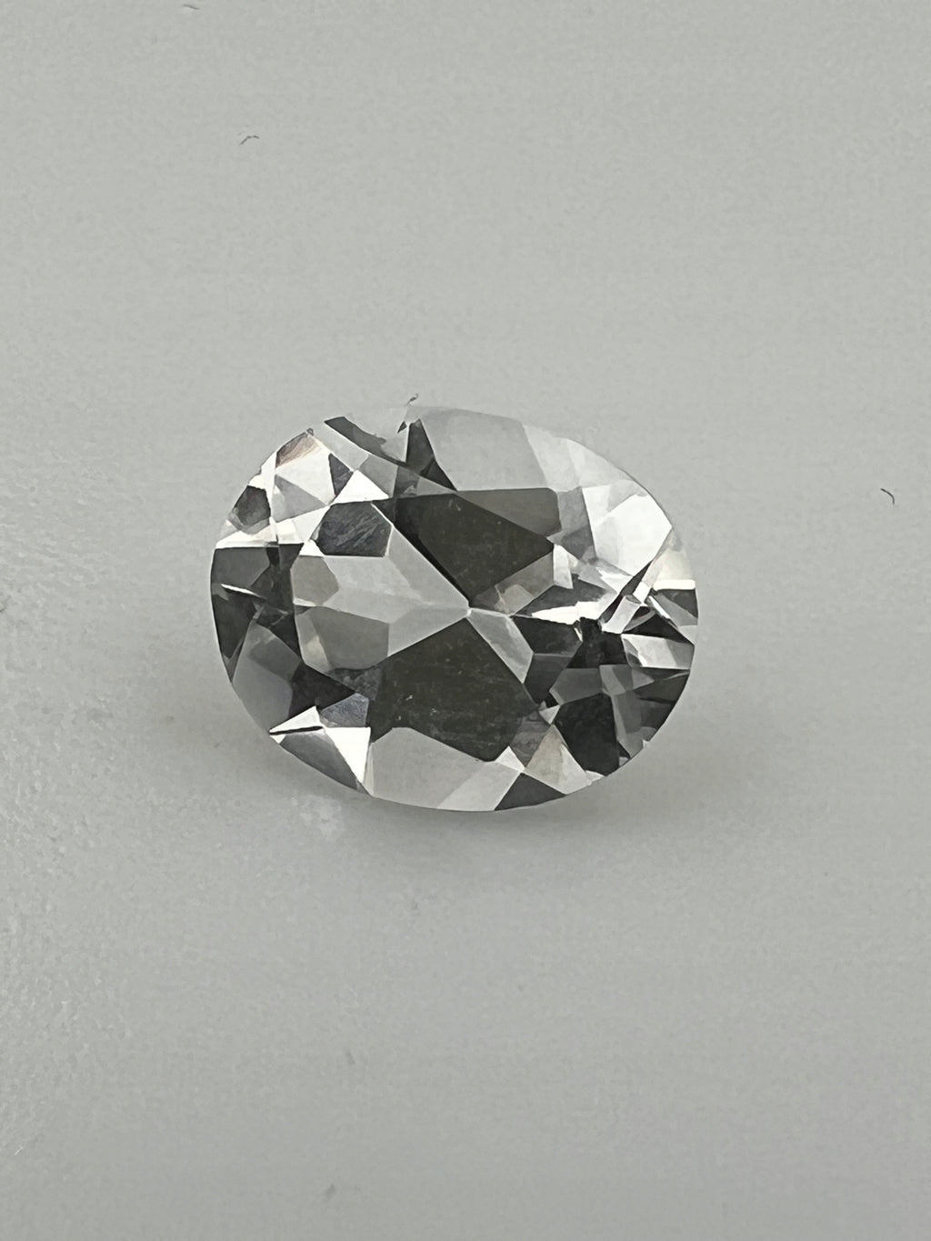 TOPAZ BIAŁY OWAL 10,8X8,2 MM SZTUKA