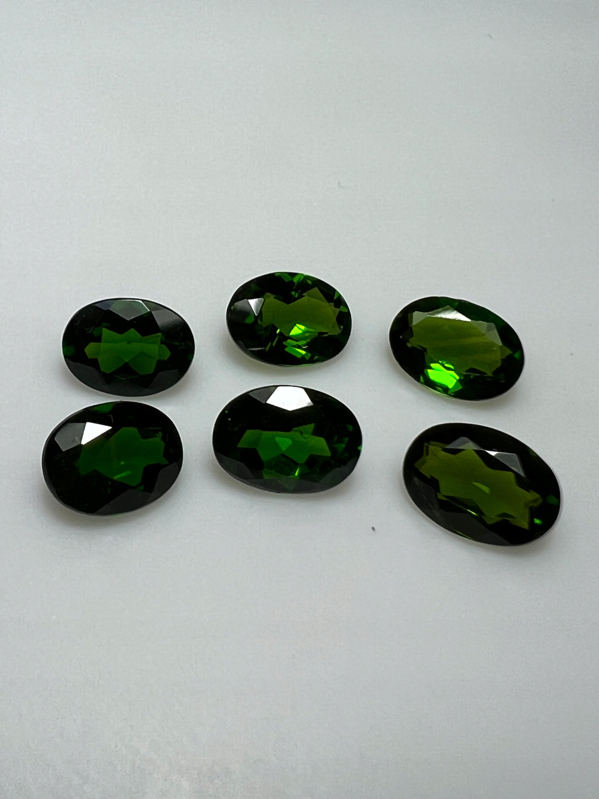 DIOPSYD OWAL 8X6 mm SZTUKA