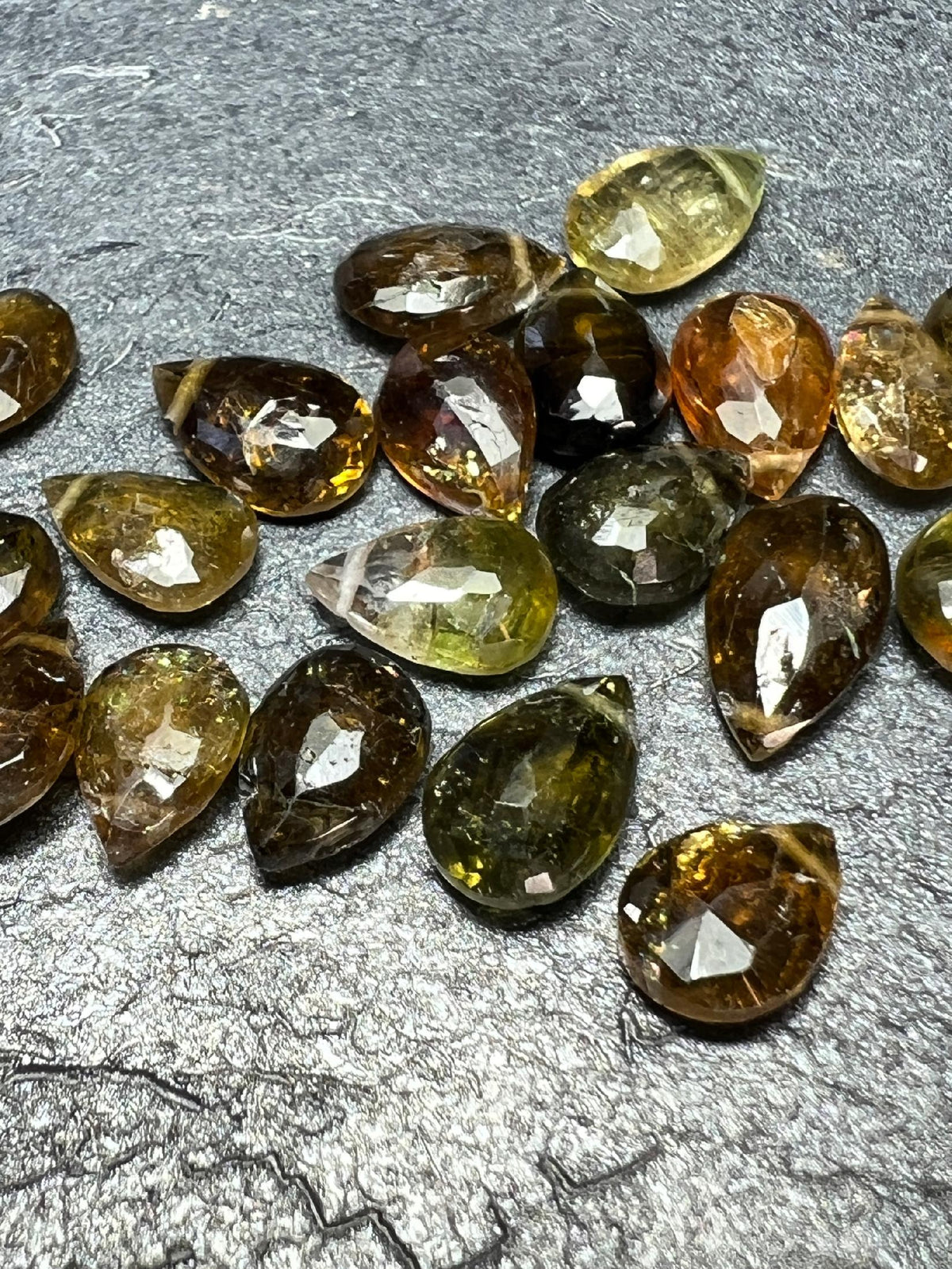 TURMALIN KROPLA PRZEWIERCONA 7,7X5,7 mm