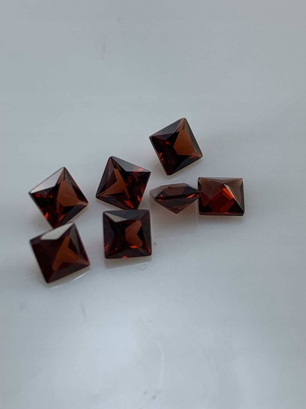 GRANAT CZERWONY NATURALNY KWADRAT 4X4 mm SZTUKA