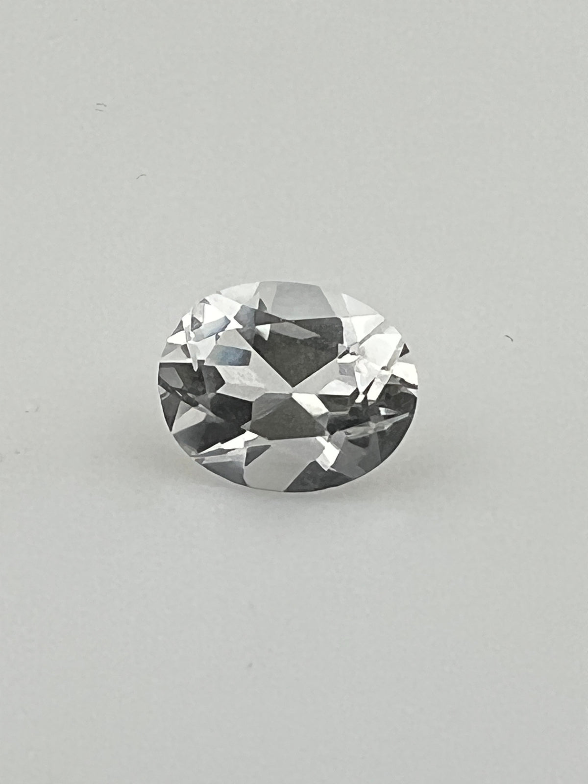 TOPAZ BIAŁY OWAL 10,8X8,2 MM SZTUKA