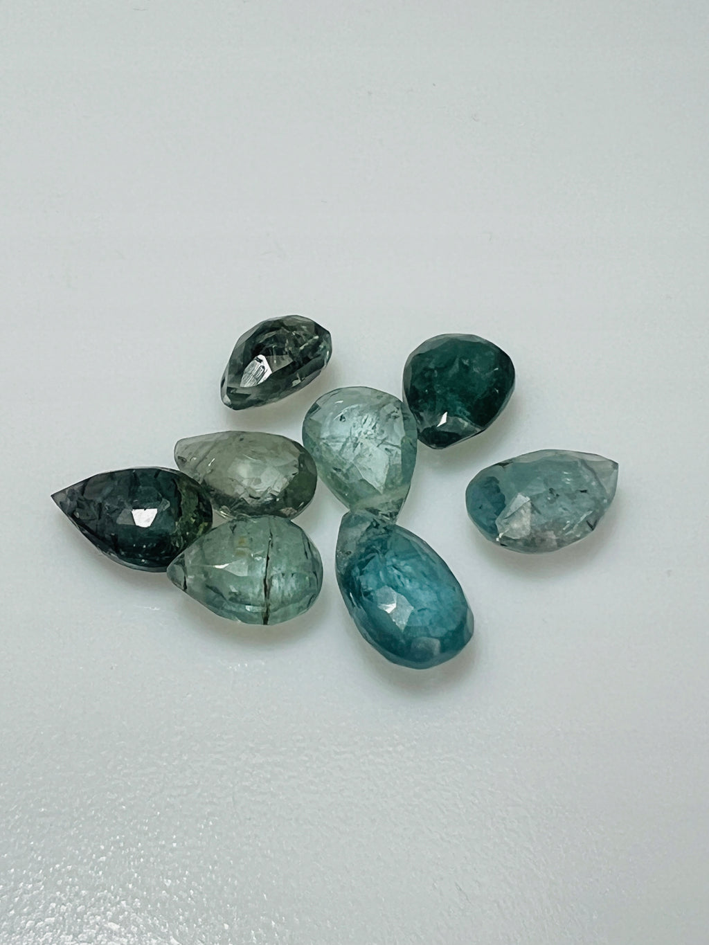 TURMALIN KROPLA PRZEWIERCONA 7,7X5,7 mm
