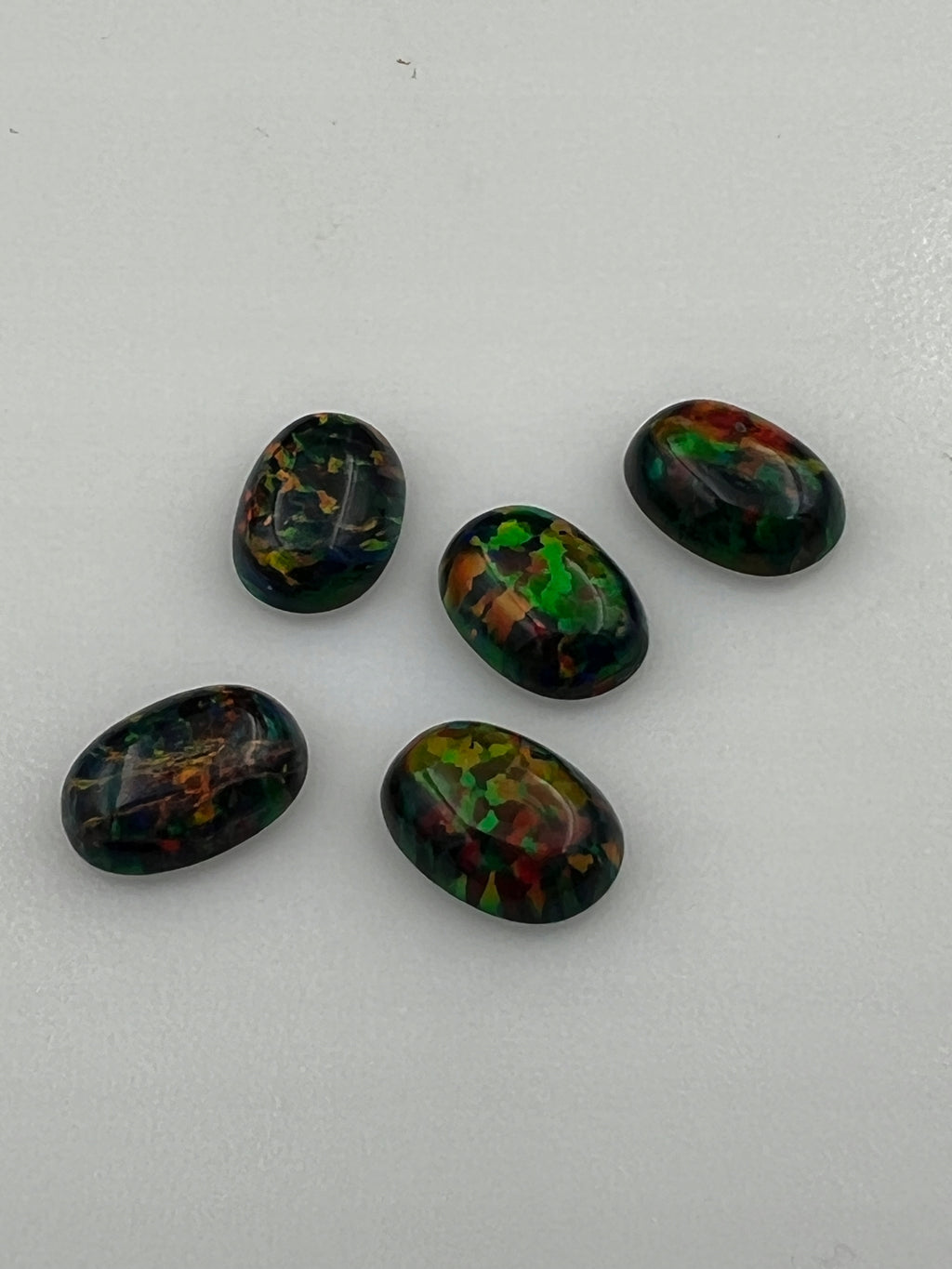 OPAL ARLEKIN KABOSZON CZARNY OWAL 7x5 mm