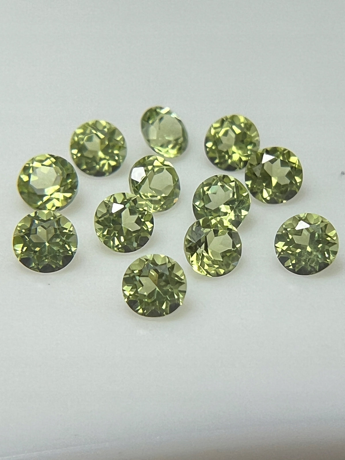 PERYDOT/OLIWIN NATURALNY 3 mm SZTUKA