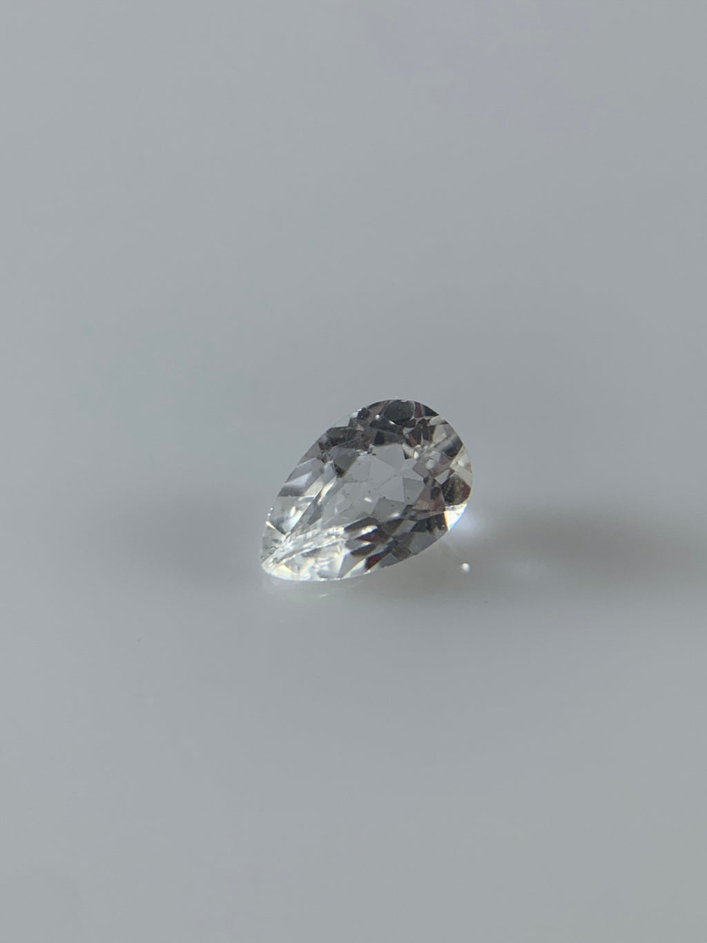 TOPAZ BIAŁY ŁEZKA 8X6 mm