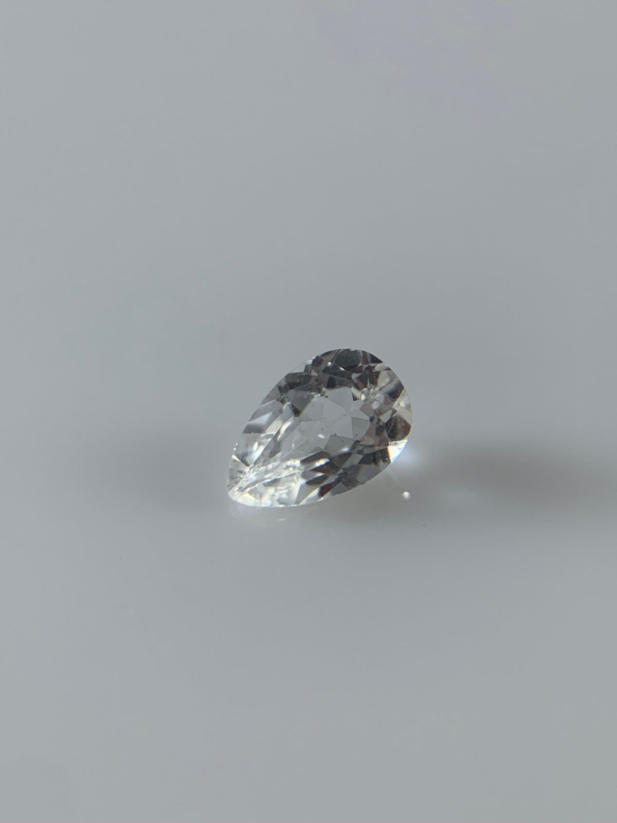 TOPAZ BIAŁY ŁEZKA 8X6 mm