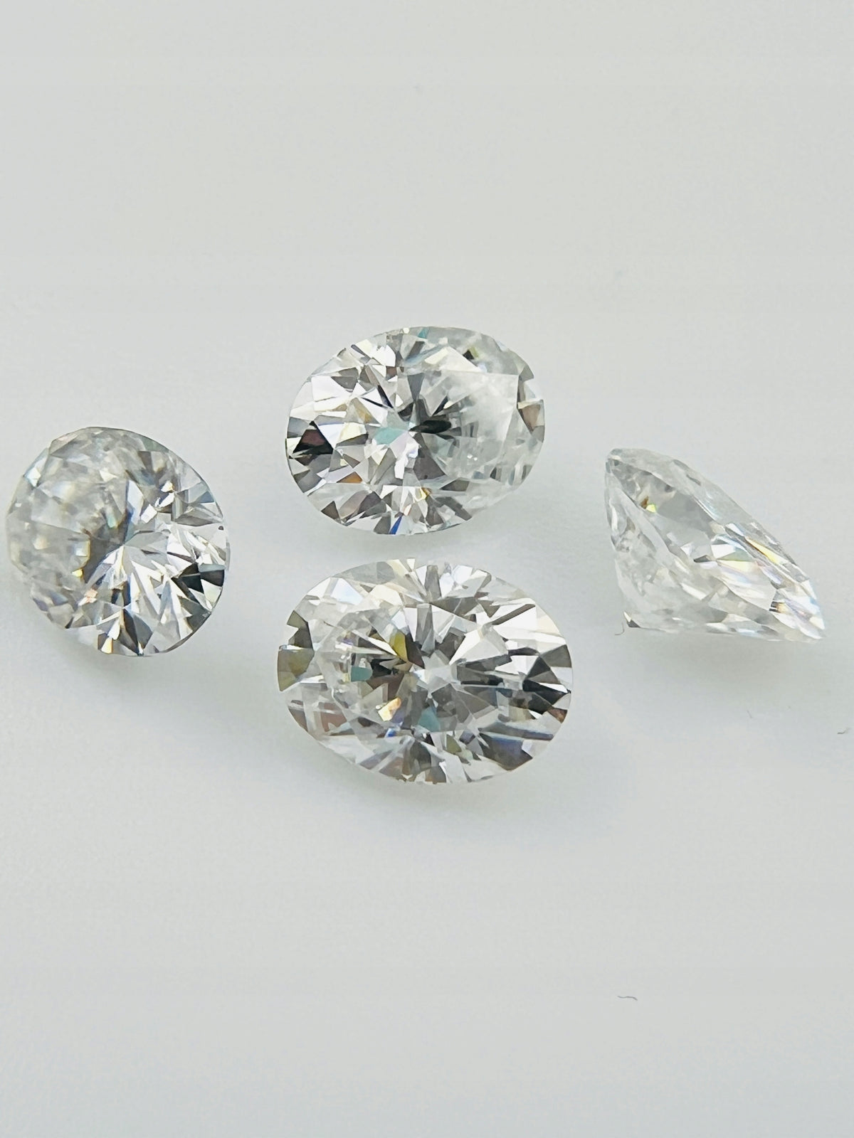MOISSANIT BIAŁY OWAL 8X6 mm
