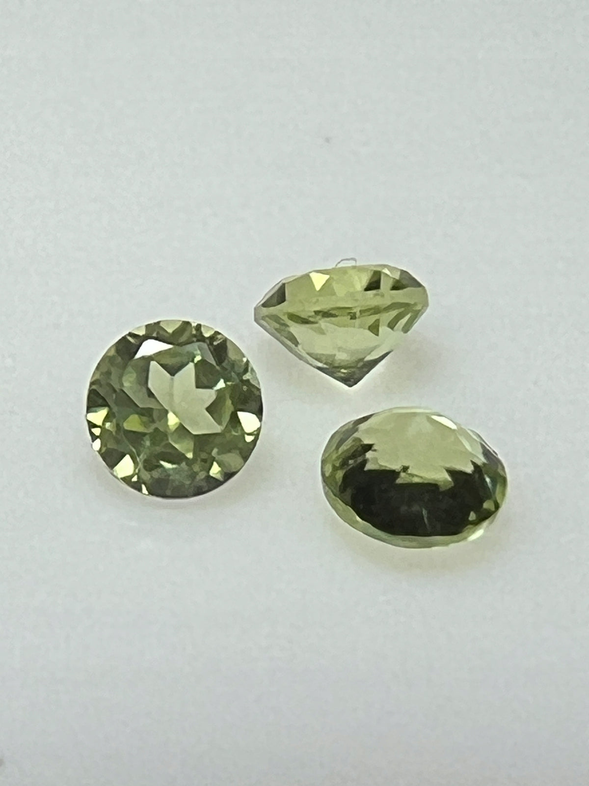 PERYDOT/OLIWIN ZIELONY NATURALNY 2,5 mm SZTUKA
