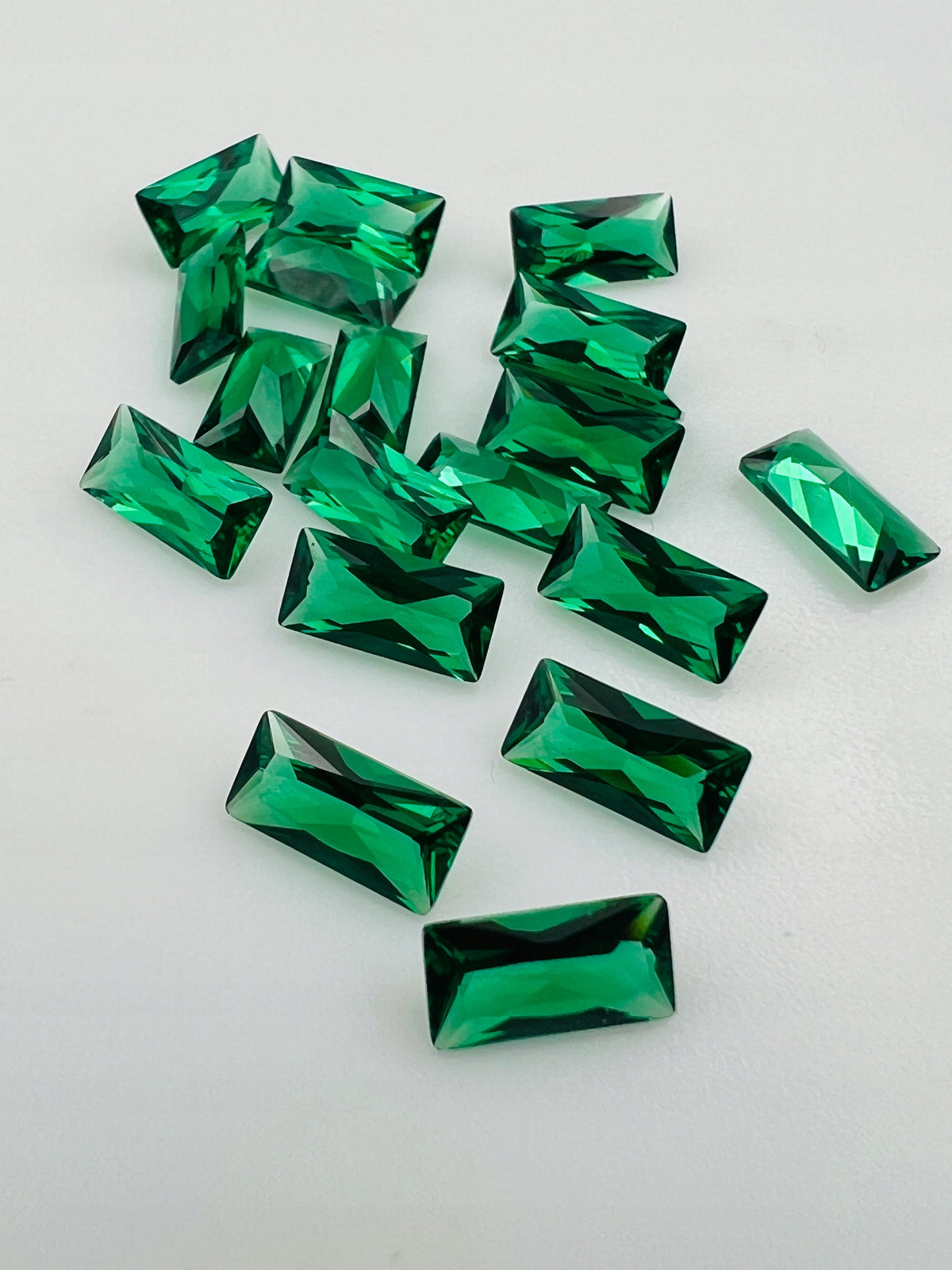 SZMARAGD CYRKONIA BAGIETKA 9X4,5 mm 1 SZTUKA