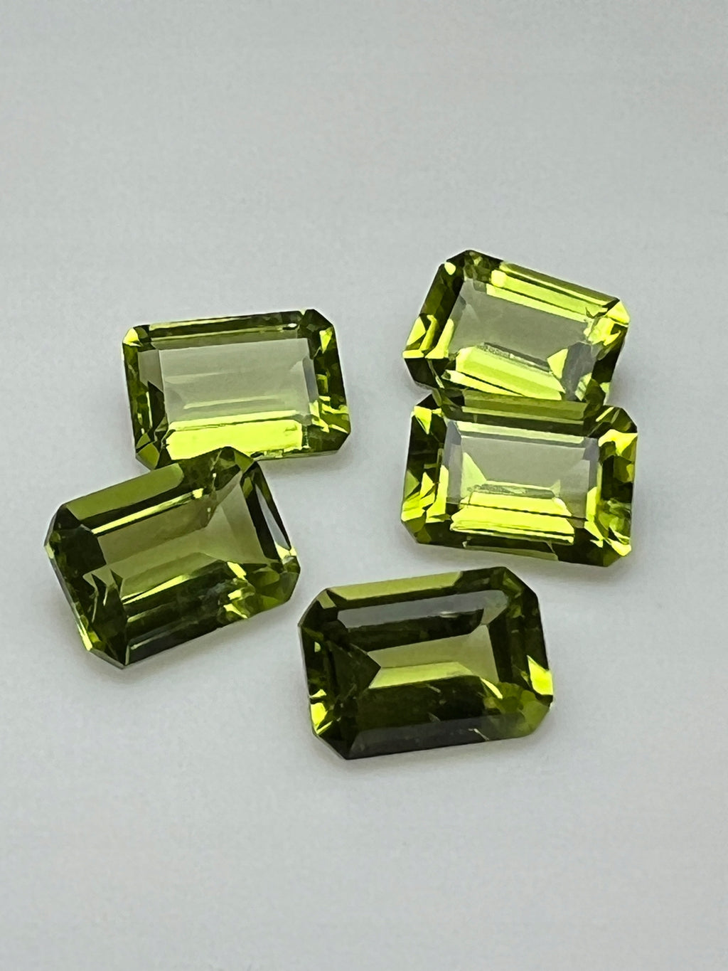 PERYDOT/OLIWIN NATURALNY OŚMIOKĄT 7x5 mm SZTUKA