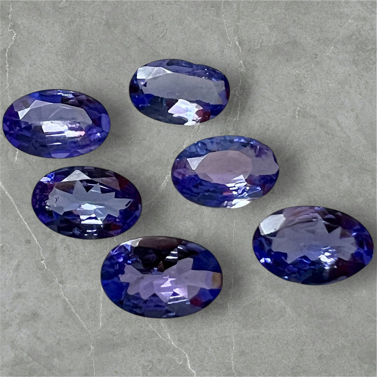 TANZANIT NATURALNY OWAL 6x4 mm SZTUKA