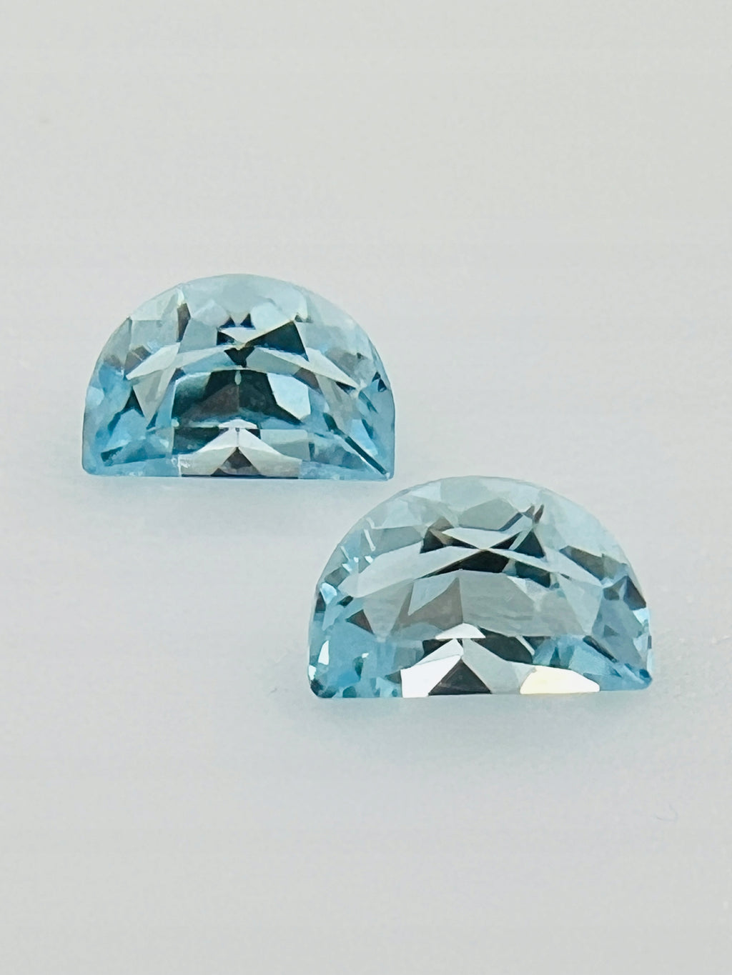 TOPAZ SKY SIDE STONES 7x4,5 mm