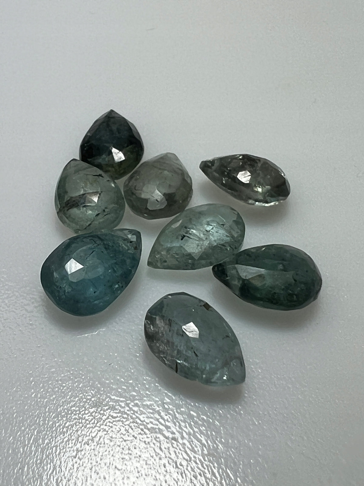 TURMALIN KROPLA PRZEWIERCONA 7,7X5,7 mm