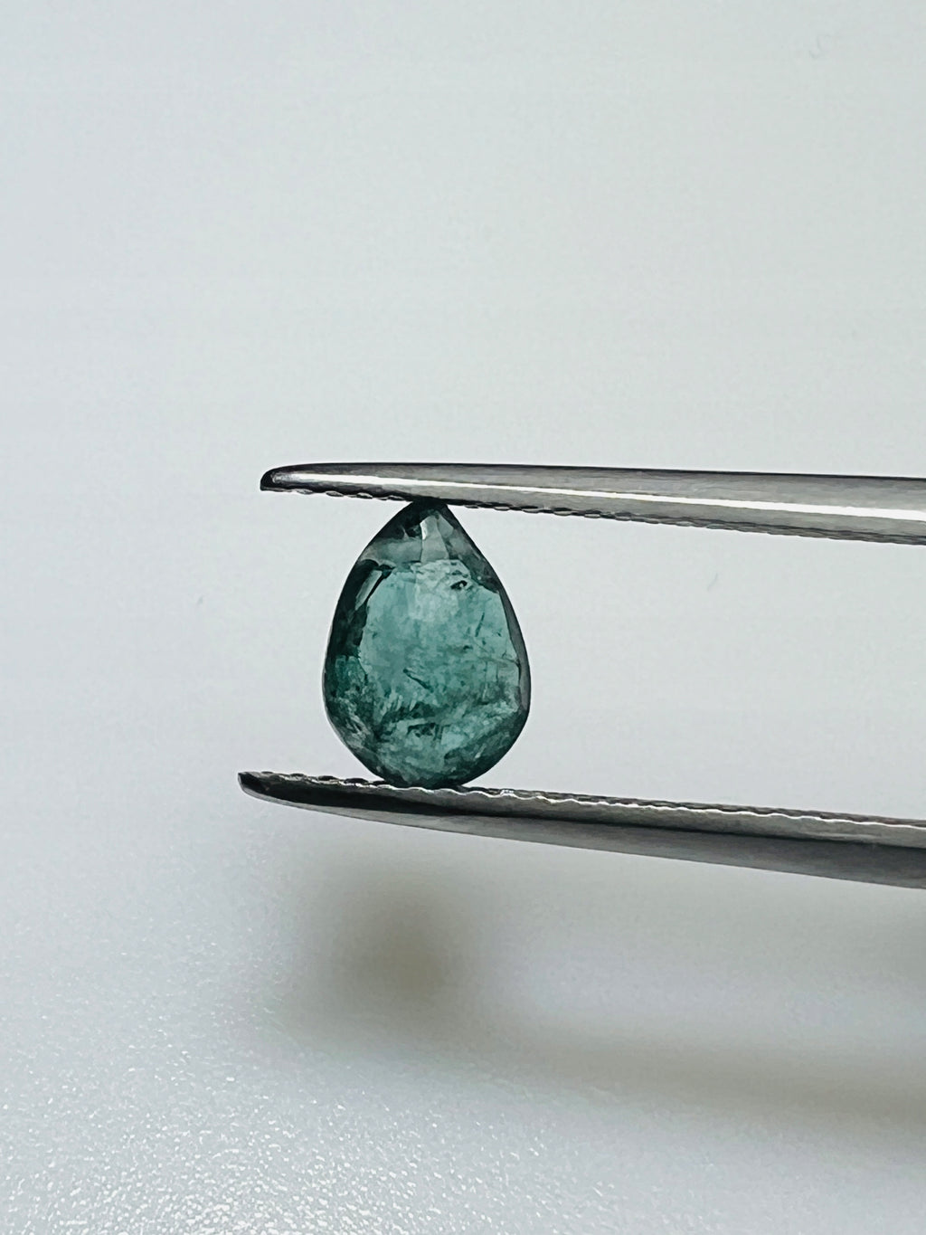 TURMALIN KROPLA PRZEWIERCONA 7,7X5,7 mm