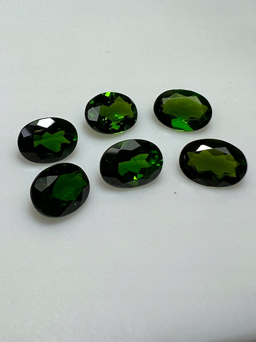 DIOPSYD OWAL 8X6 mm SZTUKA