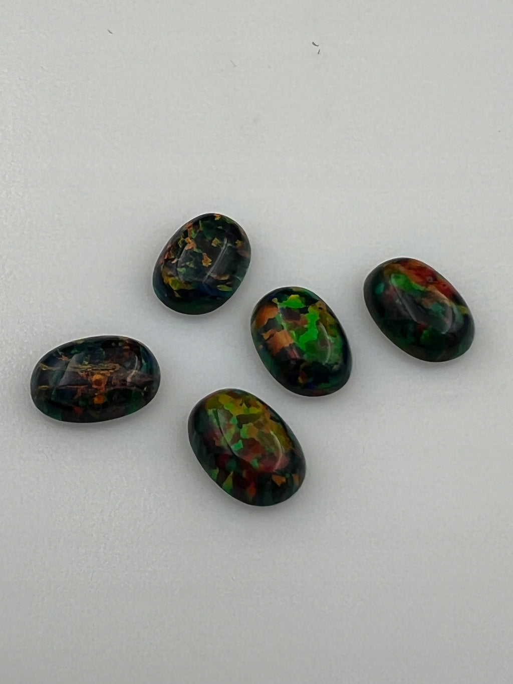 OPAL ARLEKIN KABOSZON CZARNY OWAL 7x5 mm