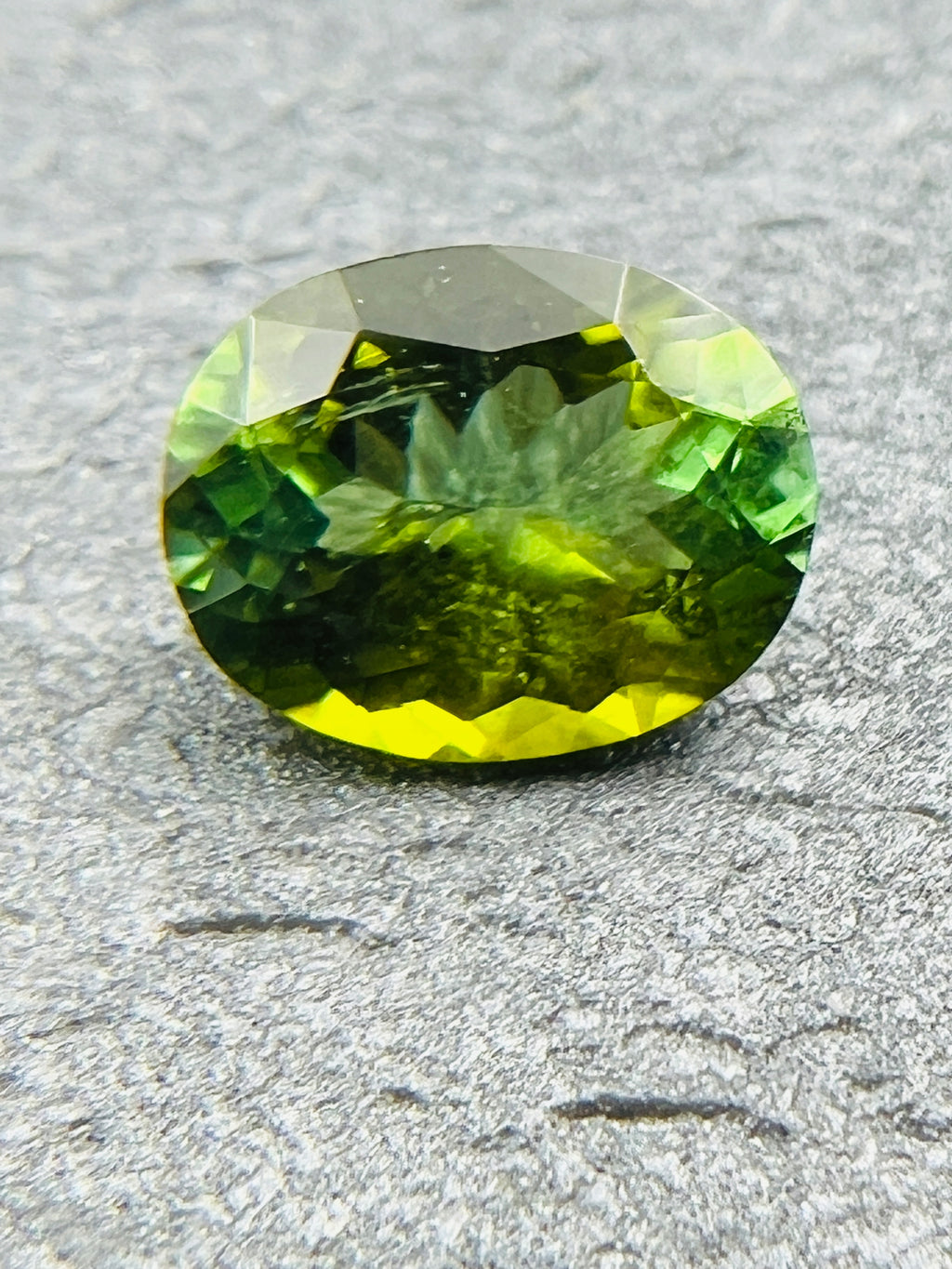TURMALIN ZIELONY OWAL 9X7 mm